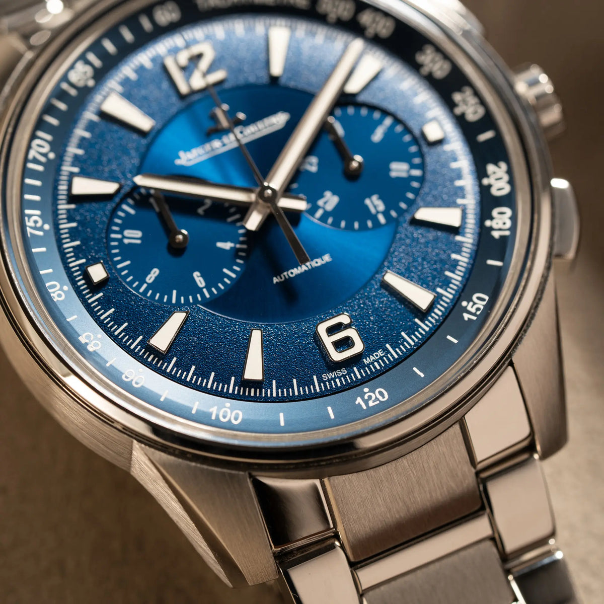 Detailaufnahme des Jaeger-LeCoultre Polaris Chronograph aus 2022 mit blauem Zifferblatt in einem 42mm Gehäuse am Stahlband mit Fokus auf die Struktur des Zifferblatts bei 6 Uhr