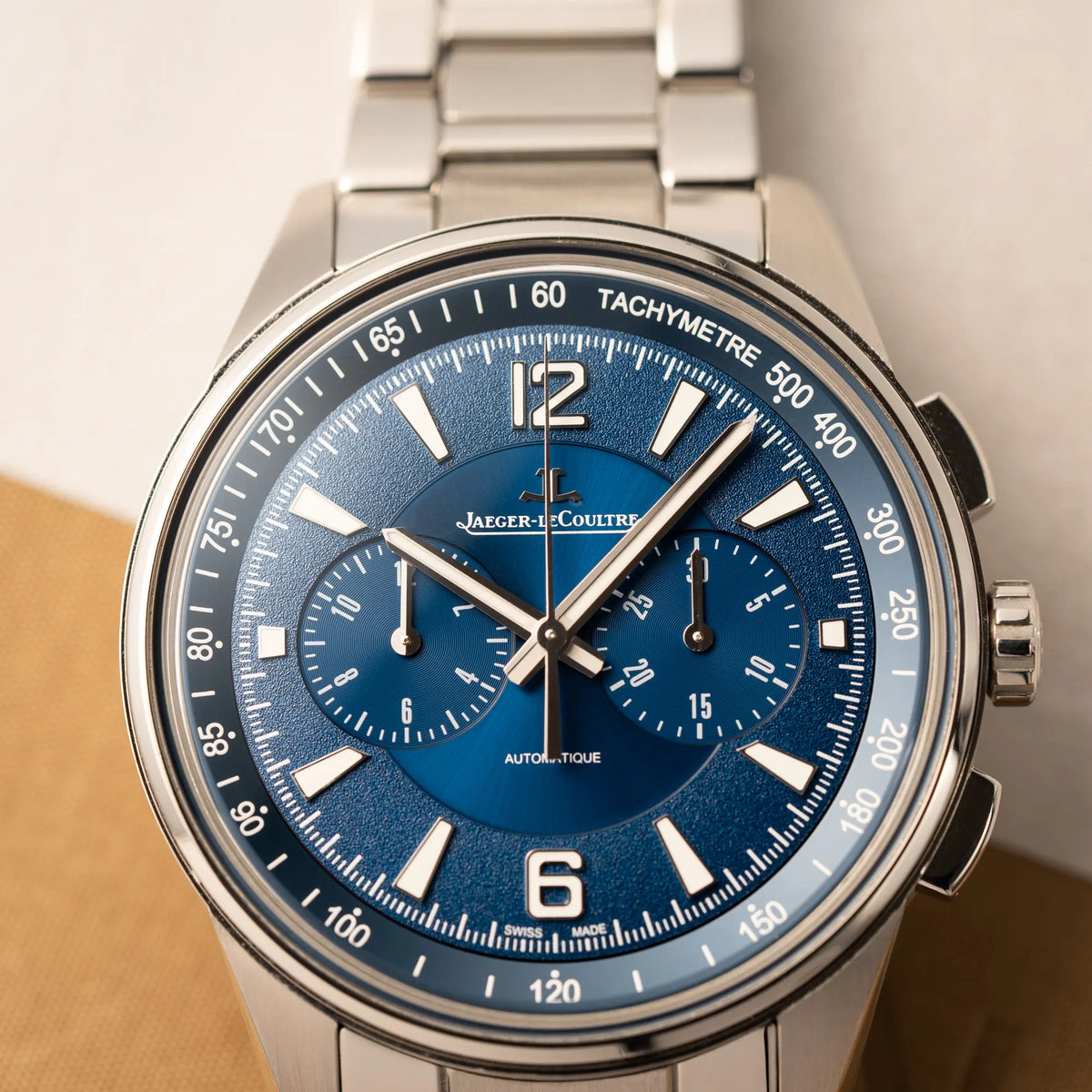 Detailaufnahme des Jaeger-LeCoultre Polaris Chronograph aus 2022 mit blauem Zifferblatt in einem 42mm Gehäuse am Stahlband
