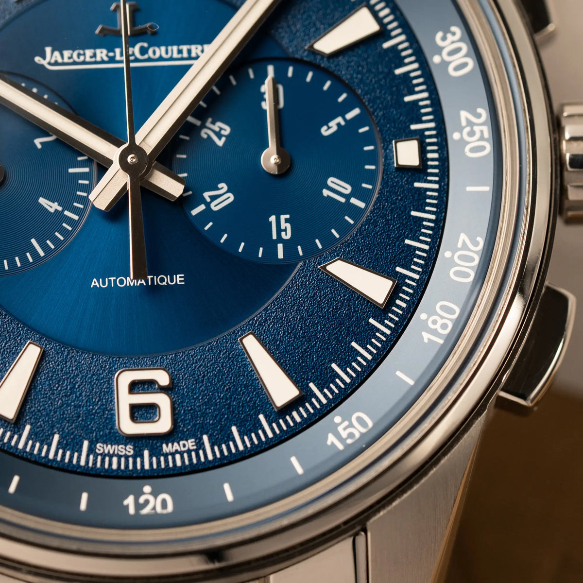 Makroaufnahme des Jaeger-LeCoultre Polaris Chronograph aus 2022 mit blauem Zifferblatt in einem 42mm Gehäuse am Stahlband