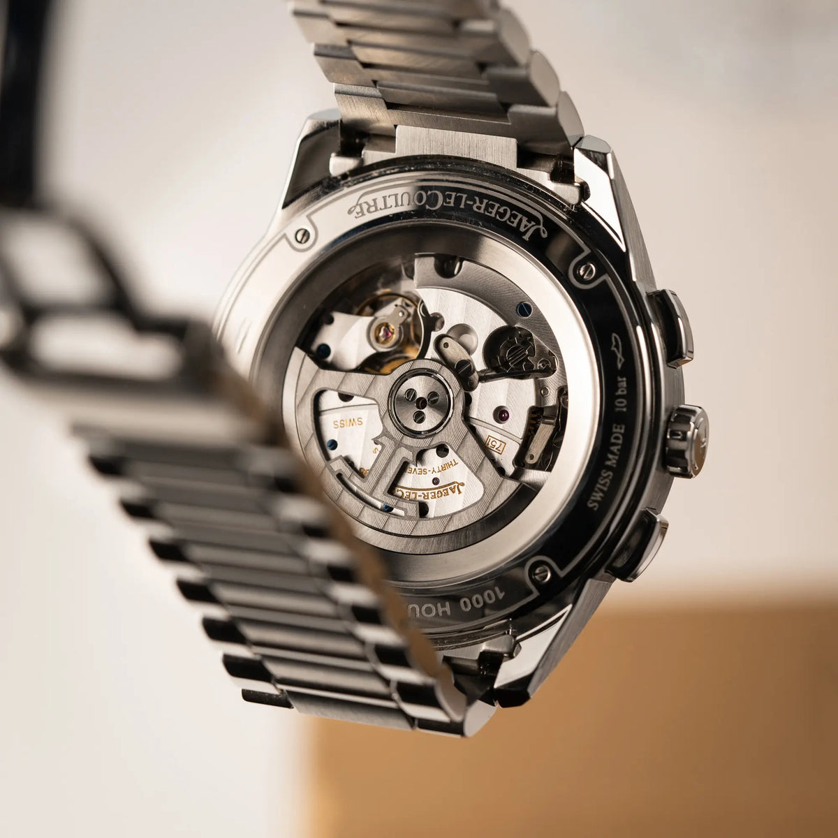 Produktfotografie des Jaeger-LeCoultre Polaris Chronograph aus 2022 mit blauem Zifferblatt in einem 42mm Gehäuse am Stahlband zeigt den Gehäuseboden mit Sichtglas, sowie das mechanische Uhrwerk