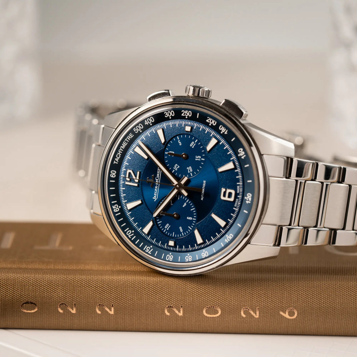 Produktfotografie des Jaeger-LeCoultre Polaris Chronograph aus 2022 mit blauem Zifferblatt in einem 42mm Gehäuse am Stahlband zeigt die Struktur des Zifferblatts