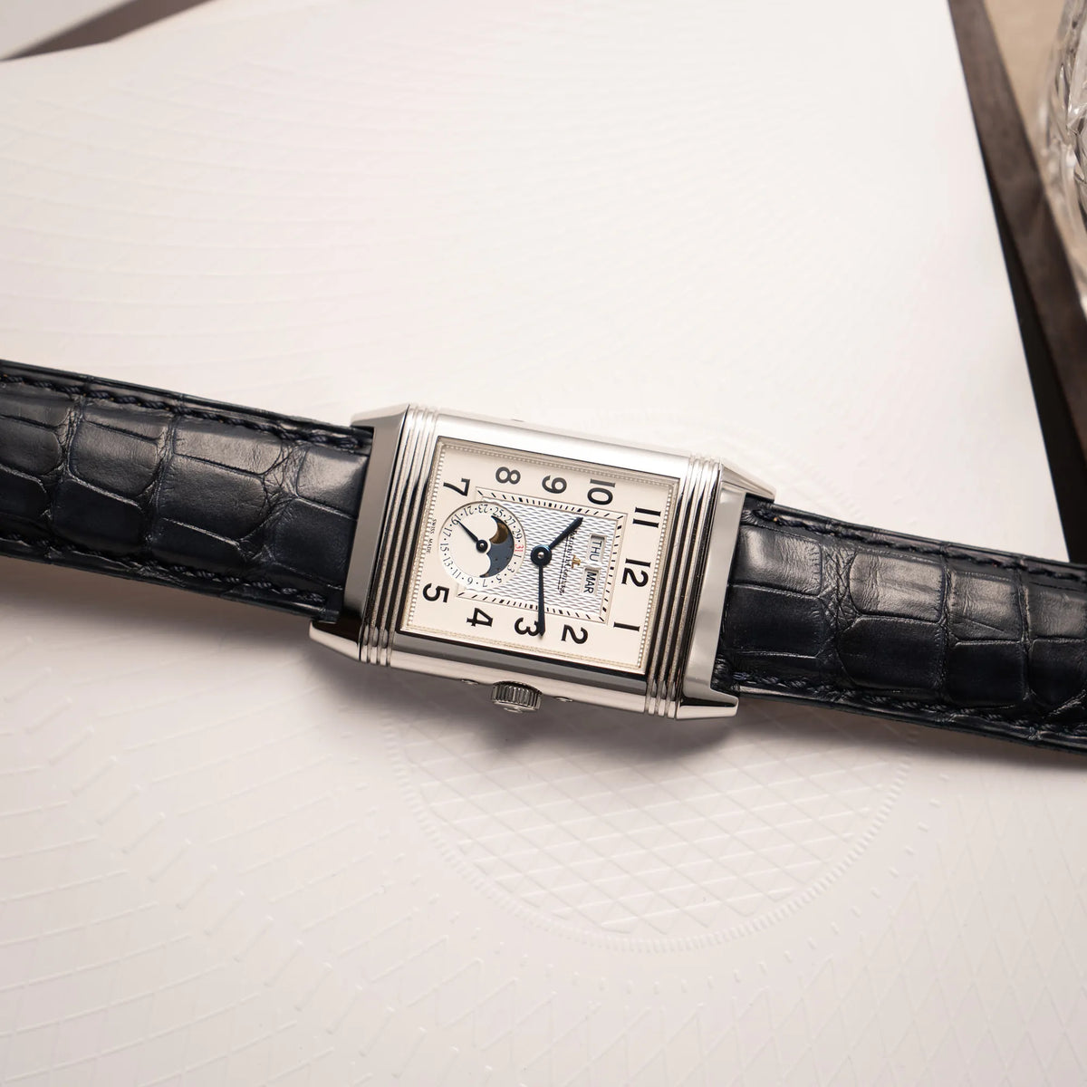 Produktfoto der Jaeger-LeCoultre Grande Reverso Calendar 273.8.84 mit weiß-silbernem Zifferblatt