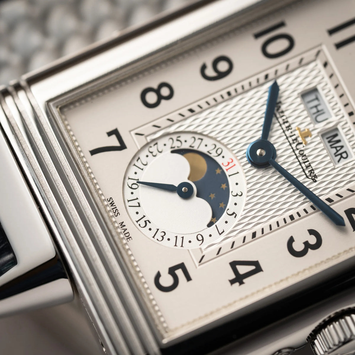 Detailaufnahme der Mondphase-Anzeige bei 6 Uhr auf der Jaeger-LeCoultre Grande Reverso Calendar 273.8.84
