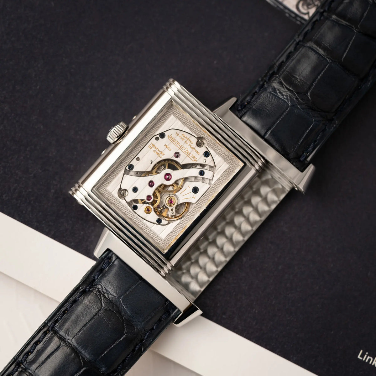 Jaeger-LeCoultre Grande Reverso Calendar 273.8.84 mit betätigtem Reverso-Mechanismus zeigt das Handaufzugscaliber durch den Sichtboden