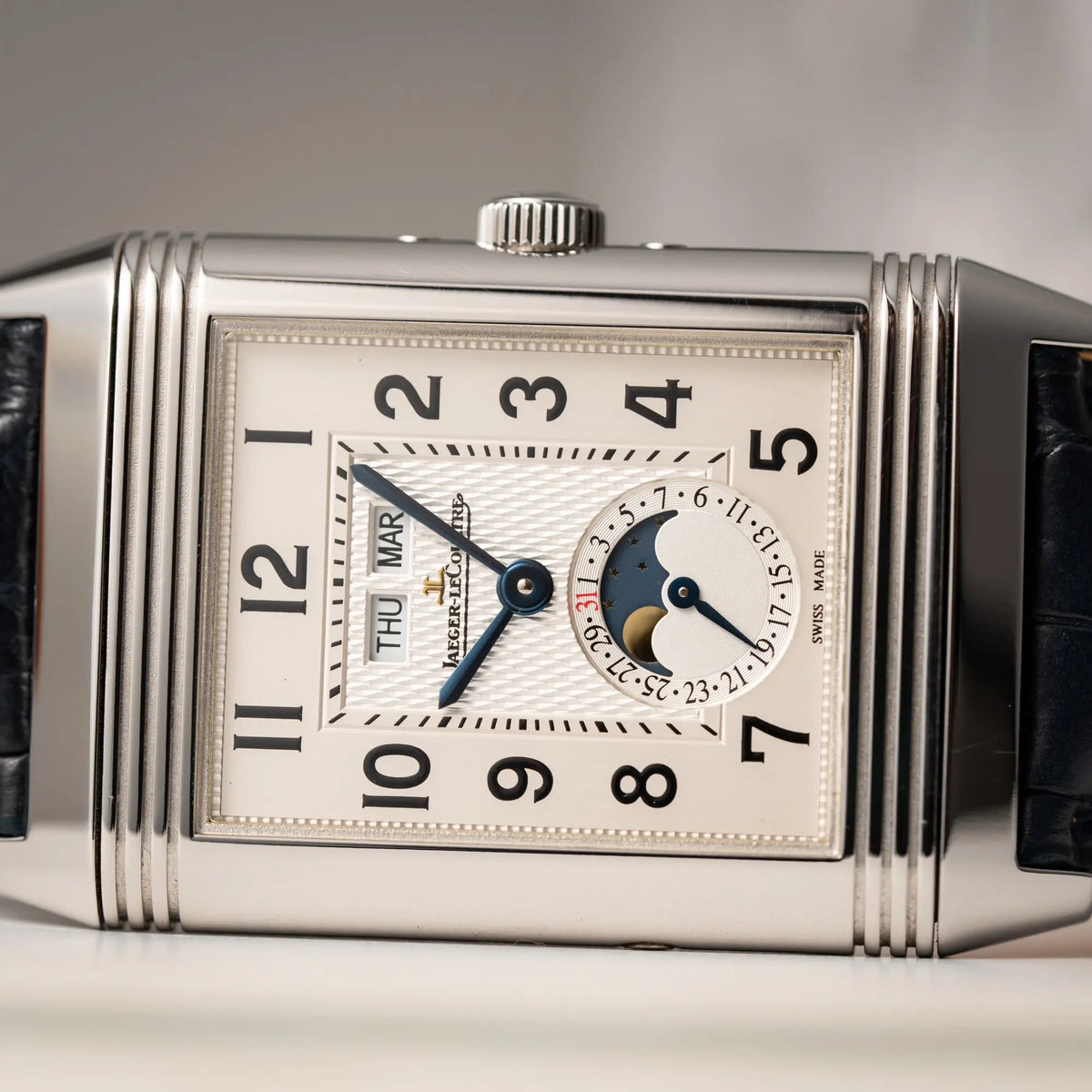 Detailaufnahme des Uhrenkopfes der Jaeger-LeCoultre Grande Reverso Calendar 273.8.84