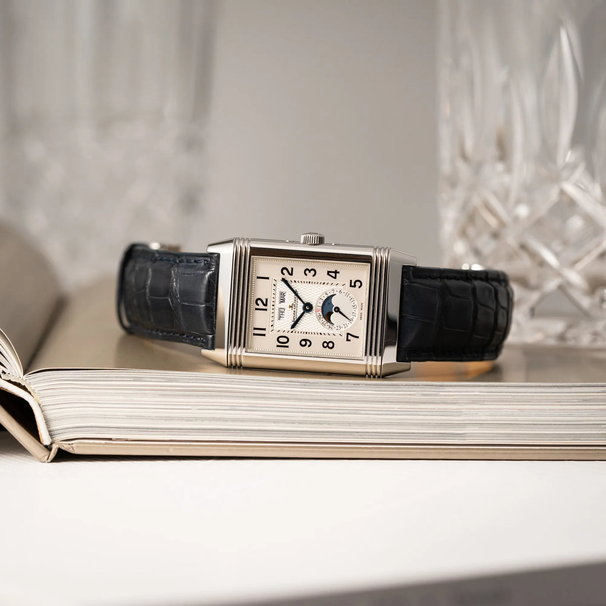 Jaeger-LeCoultre Grande Reverso Calendar 273.8.84 liegt seitlich auf dem Uhrengehäuse