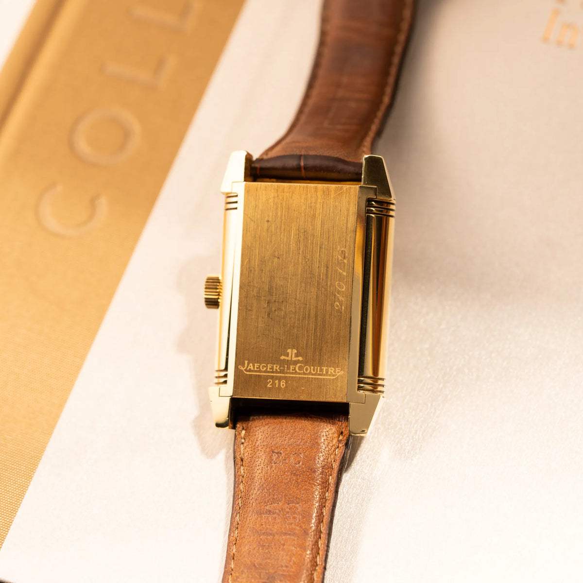 Gehäuseboden der Jaeger-LeCoultre Reverso Grande Date der Referenz 240.1.15 mit einem Gelbgold-Gehäuse am braunen Lederband