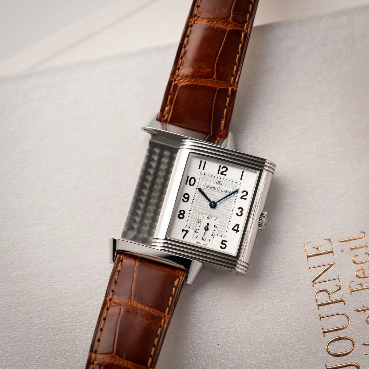 Reverso-Mechanismus ist halb in Benutzung bei der Jaeger-LeCoultre Reverso Grande Taille der Referenz 270.8.62 mit einem teil-guillochiertem, silberfarbenem Zifferblatt an einem braunem Lederband