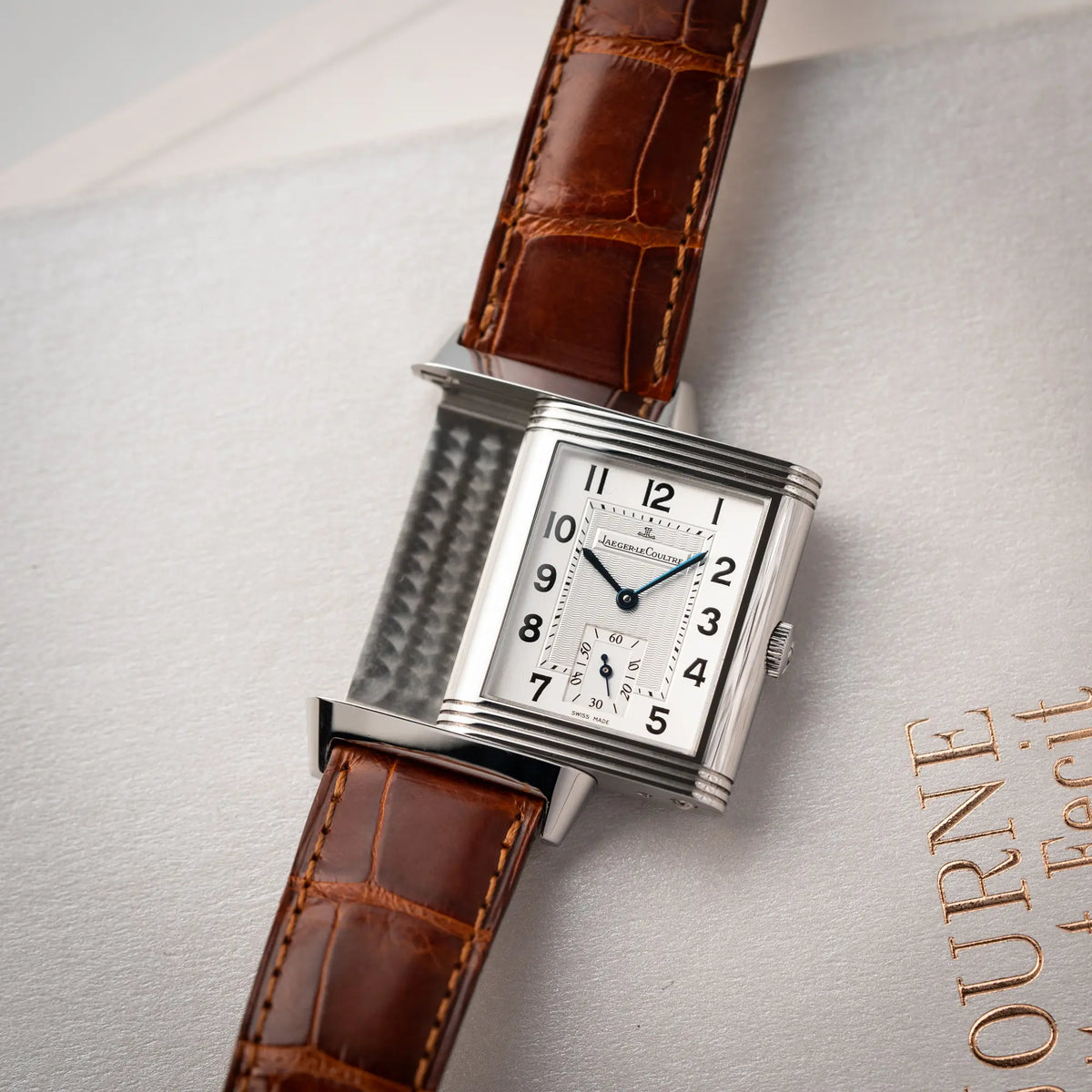 Jaeger-LeCoultre Reverso Grande Taille der Referenz 270.8.62 mit einem teil-guillochiertem, silberfarbenem Zifferblatt an einem braunem Lederband