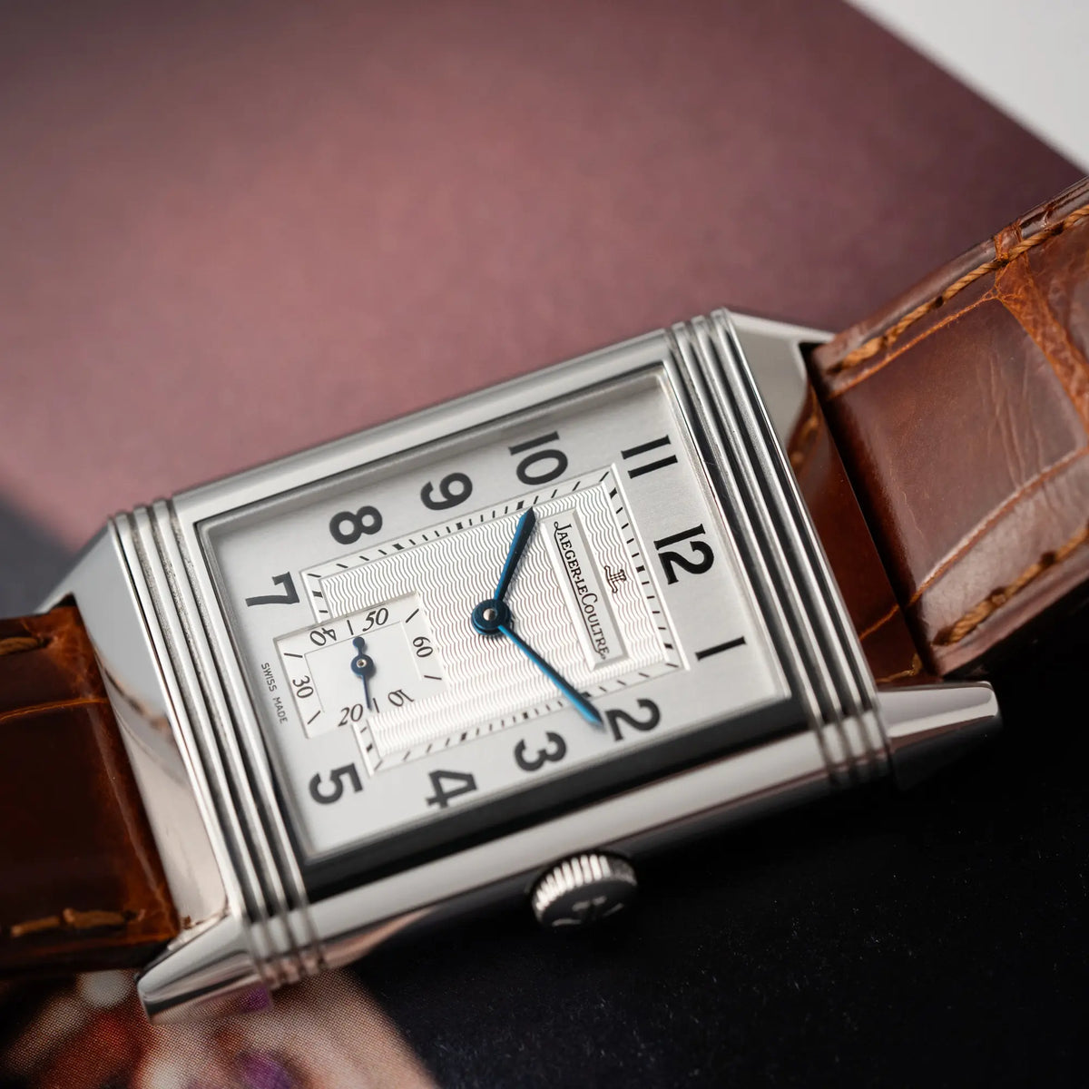 Detailaufnahme des Uhrenkopfes der Jaeger-LeCoultre Reverso Grande Taille der Referenz 270.8.62 mit einem teil-guillochiertem, silberfarbenem Zifferblatt