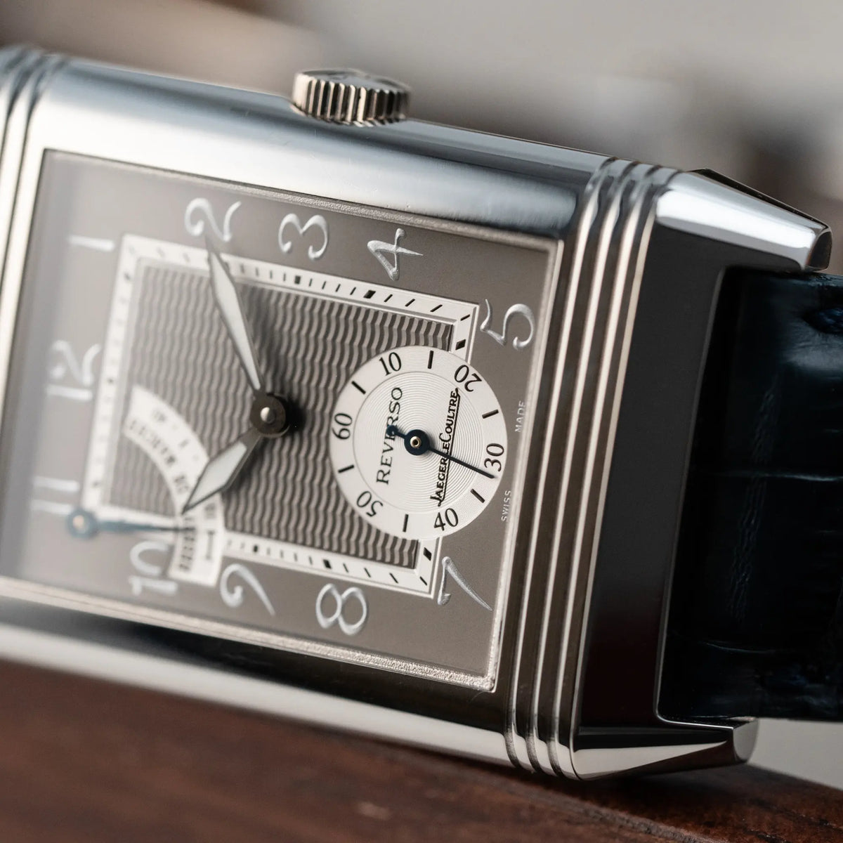 Detailaufnahme der der Jaeger LeCoultre Reverso "Reserve de Marche" mit Platingehäuse am Lederband mit Fokus auf der kleinen Sekunde