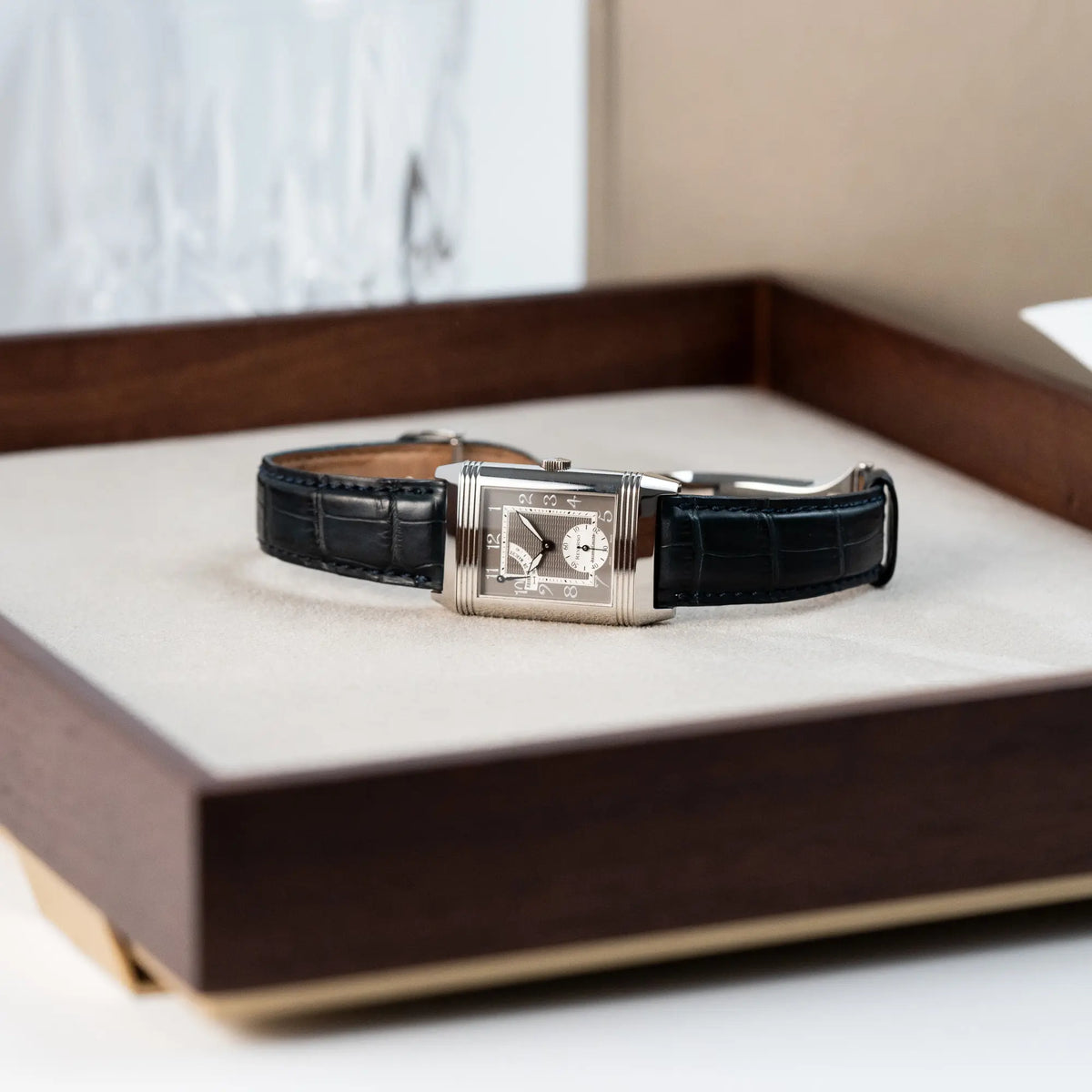 Produktfotografie der Jaeger LeCoultre Reverso "Reserve de Marche" mit Platingehäuse am Lederband