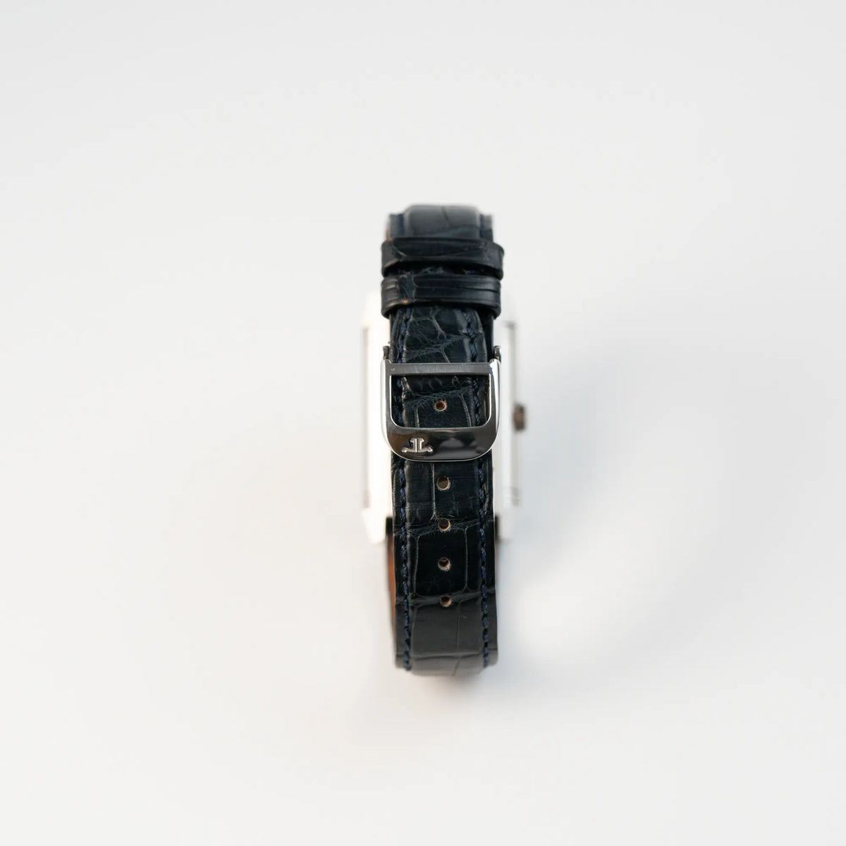 Blick auf das Lederband mit originaler Jaeger-Schliesse der Jaeger LeCoultre Reverso "Reserve de Marche" mit Platingehäuse