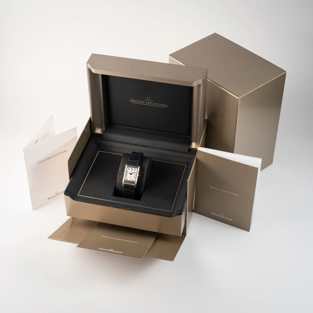 Jaeger-LeCoultre Reverso Tribute Duoface Q3908420 an einem dunkelblauen Lederband zusammen mit dem Lieferumfang