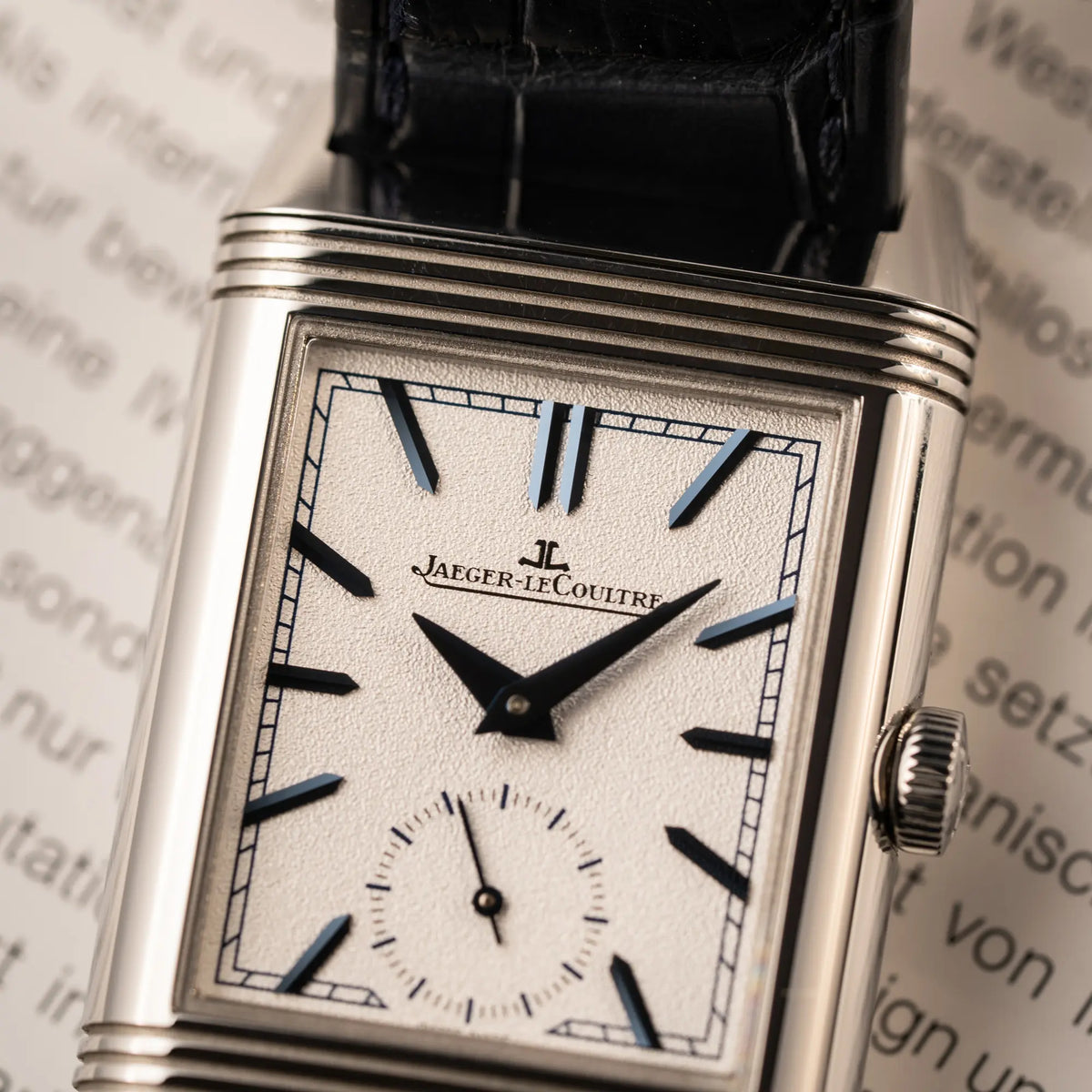 Detailaufnahme der Jaeger-LeCoultre Reverso Tribute Duoface Q3908420 an einem dunkelblauen Lederband
