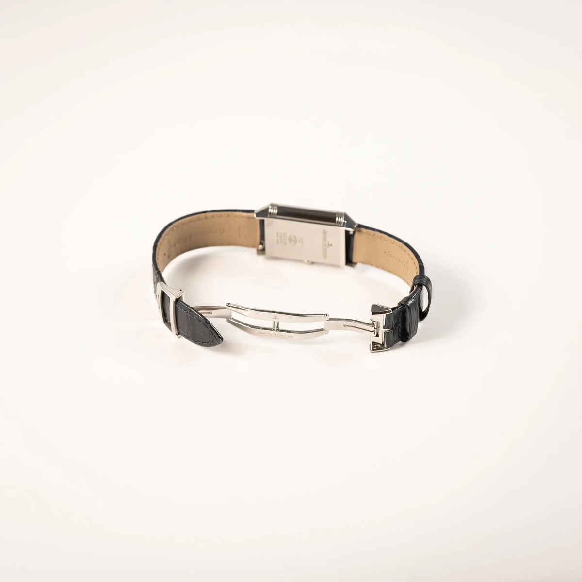 Geöffnete Faltschliesse von der Jaeger-LeCoultre Reverso Tribute Duoface Q3908420 an einem dunkelblauen Lederband