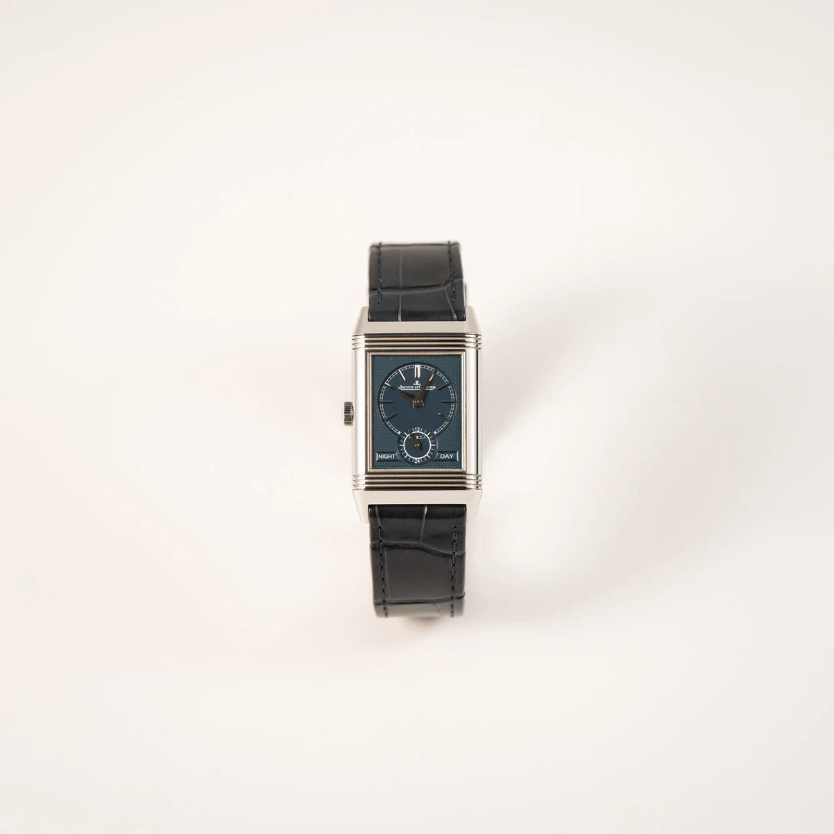 Frontale Ansicht der Jaeger-LeCoultre Reverso Tribute Duoface Q3908420 mit dunkelblauem Day&Night-Zifferblatt an einem dunkelblauen Lederband