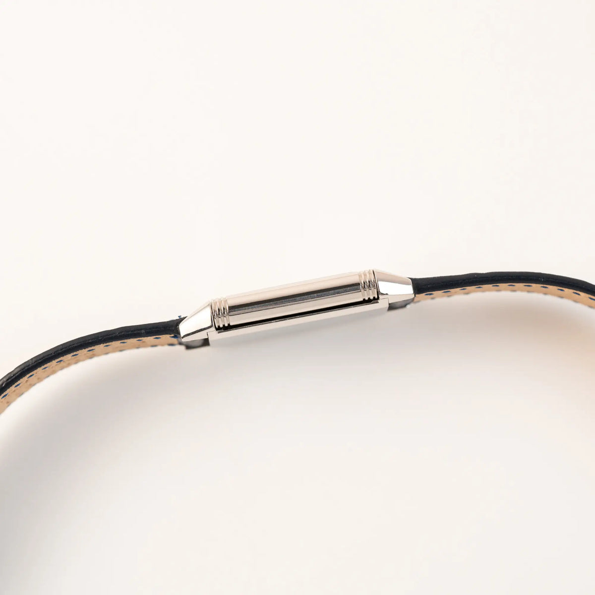 Seitliches Gehäuse der Jaeger-LeCoultre Reverso Classique Medium 250.8.86 in Edelstahl an einem dunkelblauem Lederband