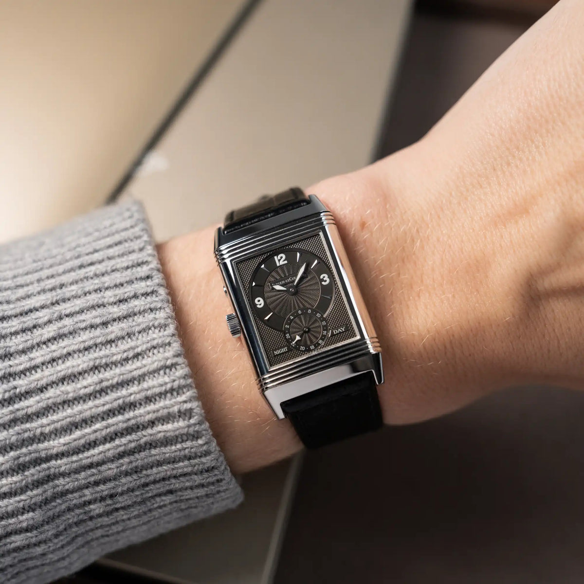 Wristshot mit der Jaeger LeCoultre Reverso Duoface 270.8.54 in Stahl mit Blick auf das dunkle "night"-Zifferblatt