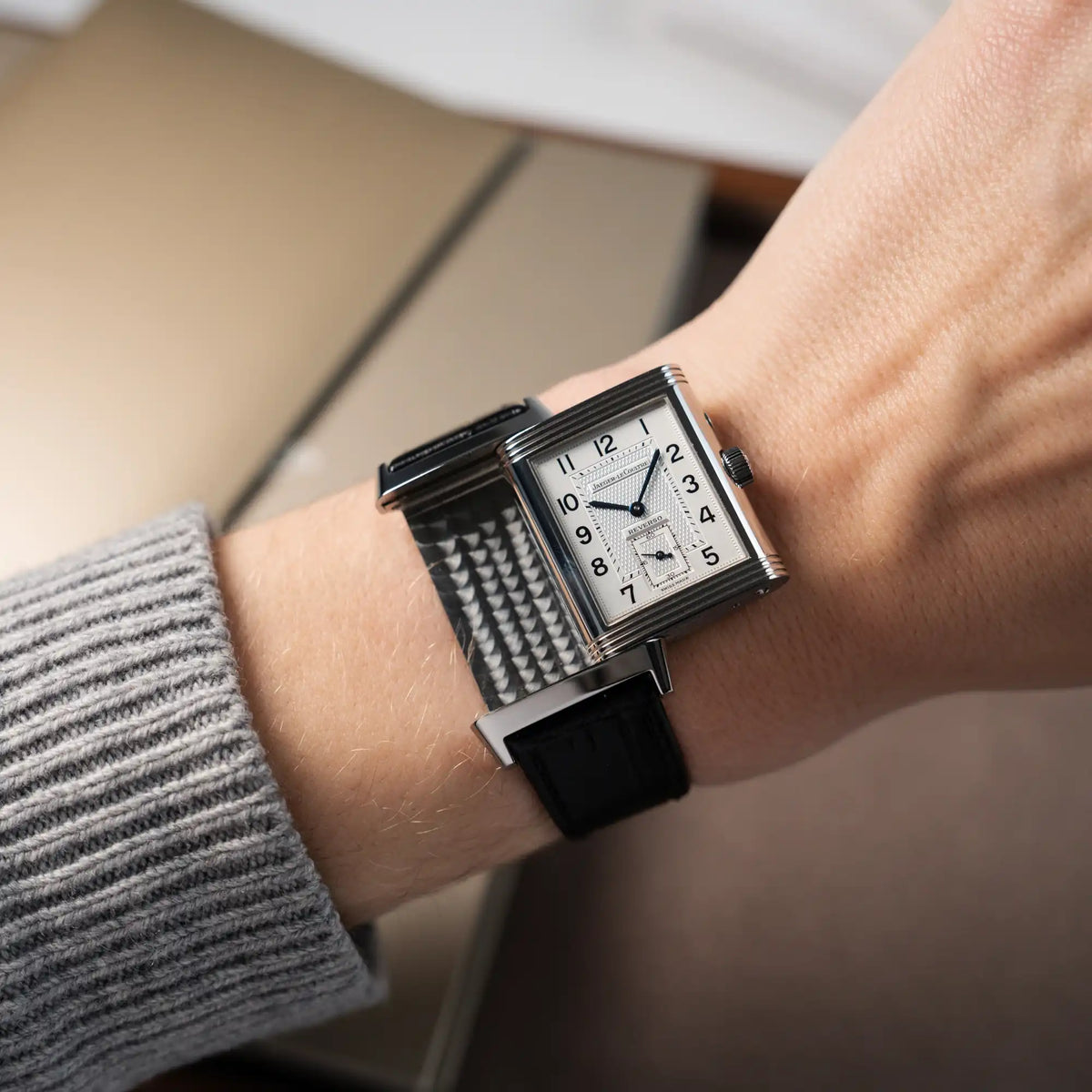 Wristshot mit der ausgeklappten Jaeger LeCoultre Reverso Duoface 270.8.54 in Stahl