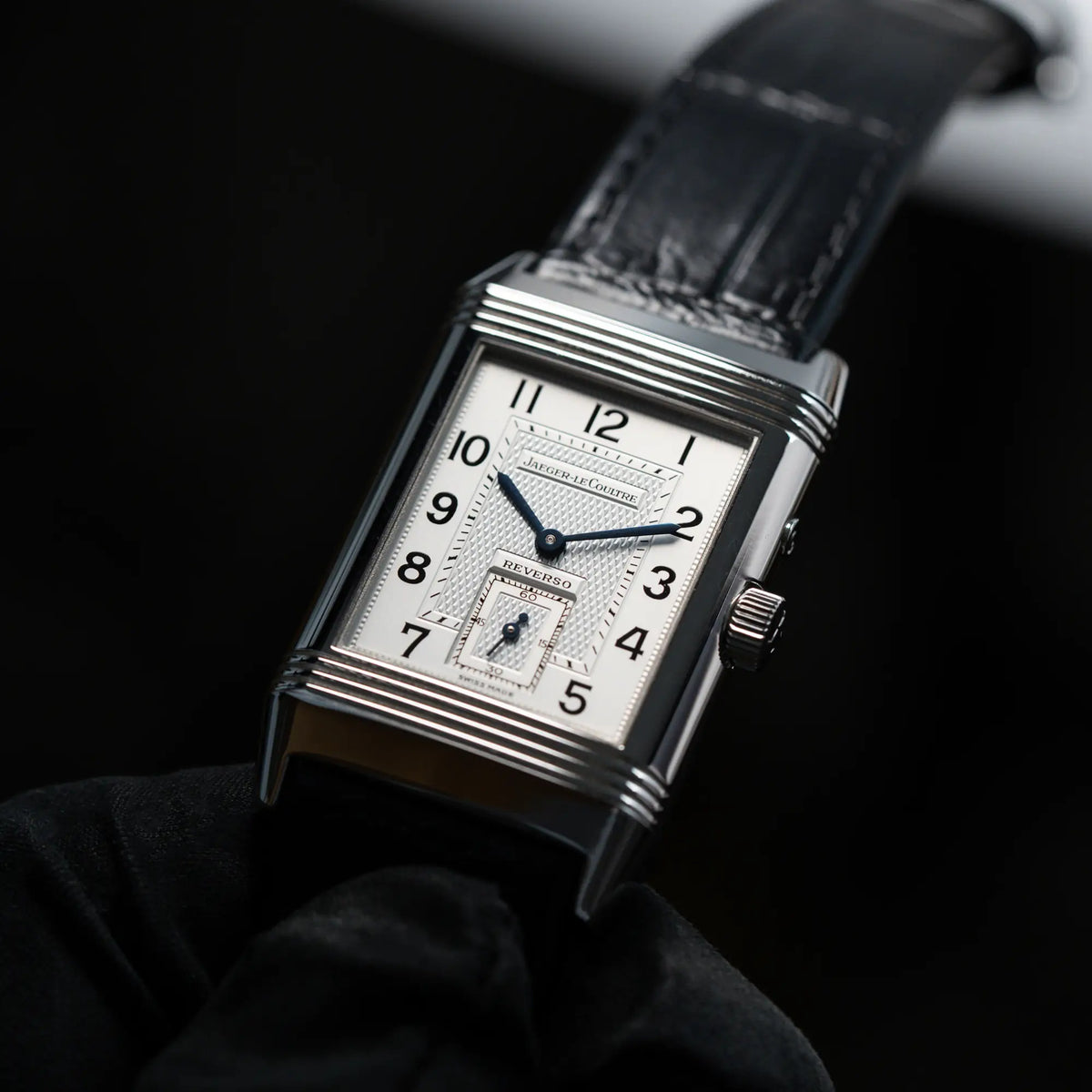Produktfotografie der Jaeger LeCoultre Reverso Duoface 270.8.54 in Stahl mit Blick auf das weiße Zifferblatt
