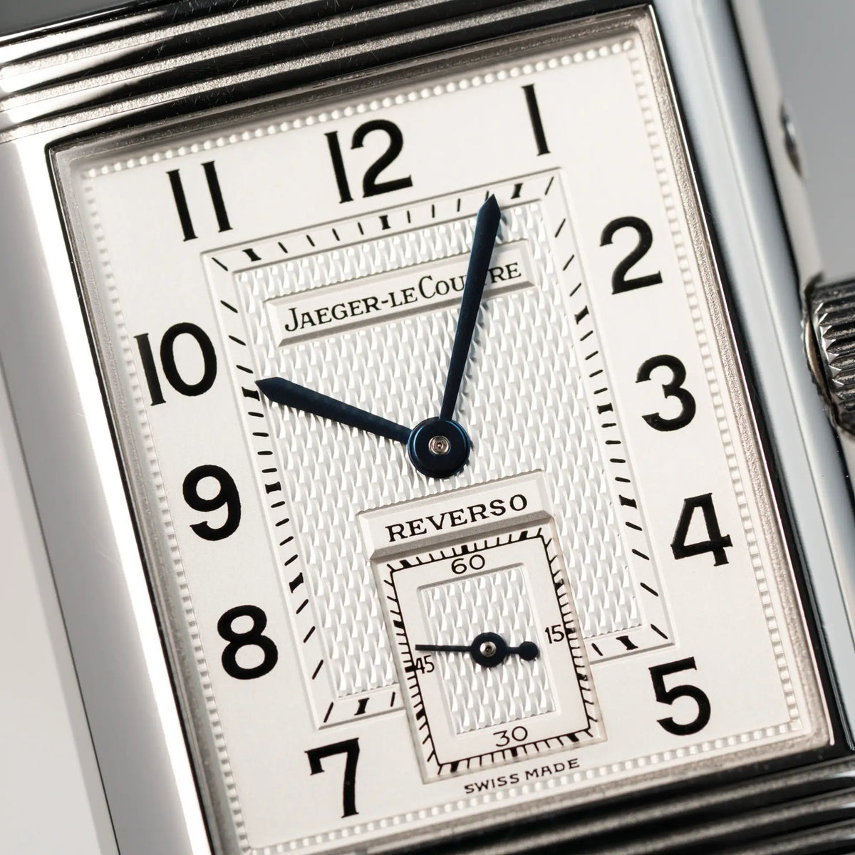 Detailaufnahme des weißen/ silbernen Zifferblatts der Jaeger LeCoultre Reverso Duoface 270.8.54 in Stahl