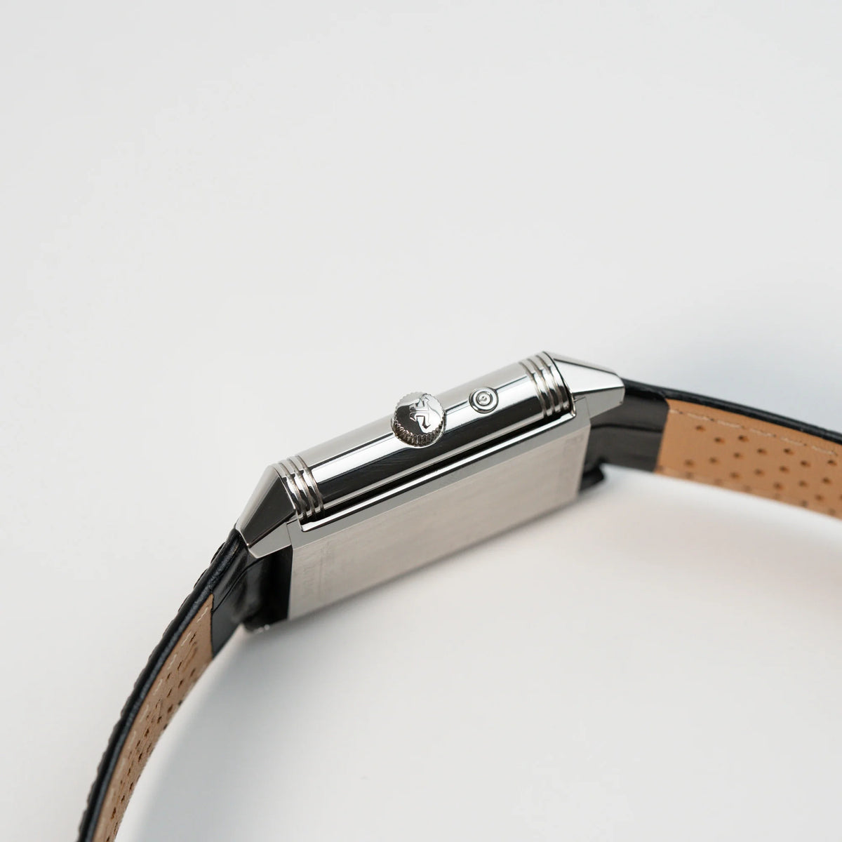 Seitliches Gehäuse mit Blick auf die Kron der Jaeger LeCoultre Reverso Duoface 270.8.54 in Stahl
