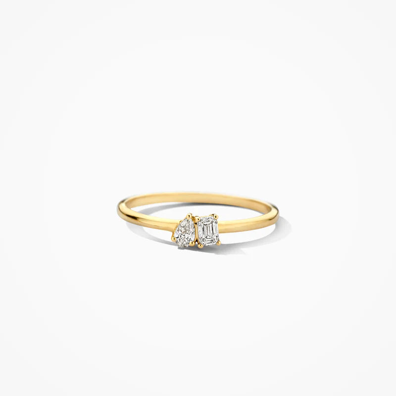 Damenring aus 14 karätigem Gelbgold mit einem asymmetrischen Design mit zwei nebeneinander angeordneten Diamanten, eine Kombination aus einem Diamant im Tropfenschliff und einem rechteckigen Diamant