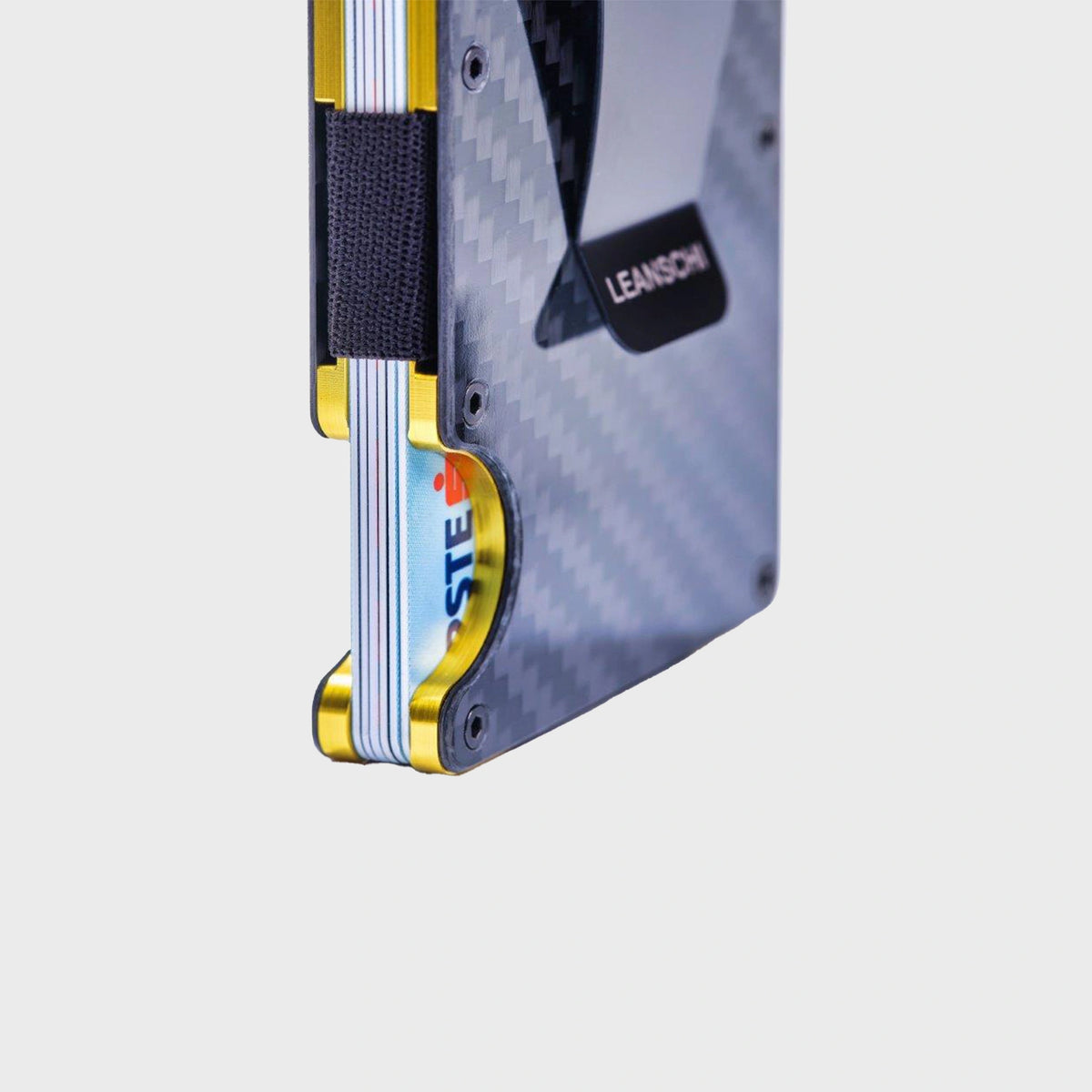 Detailaufnahme des Tech Wallets von Leanschi aus Carbon mit einem gelben Aluminiumkern mit Karten im Inneren