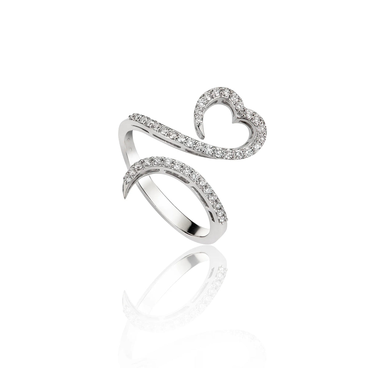 Produktfotografie des Weißgoldrings mit geschwungener Ringschiene und Herzform und Diamantbesatz