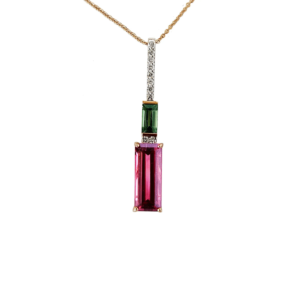 Produktfotografie des CDTE-295 Colliers von Lunatica Roma, das in Rosegold und Weißgold gefertigt wurde und mit einer Diamantschiene den Anhänger hervorhebt, der aus einem rosanen eckigen Tumarlin und einem kleineren dunkelgrünen, eckig geschliffenen Turmalin besteht
