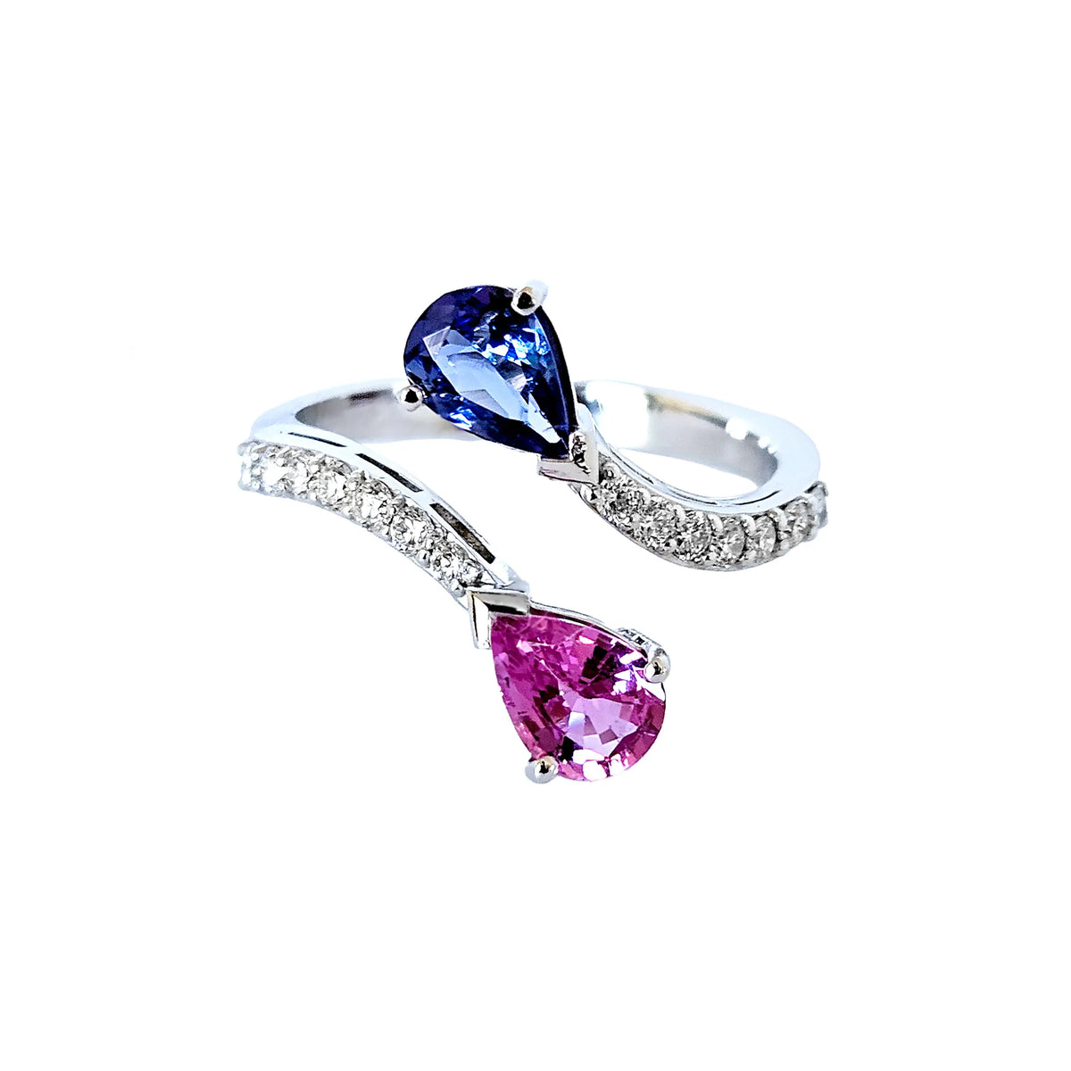 Toi-et-Moi-Ring ATZRC-59 von Lunatica Roma aus Weissgold mit einer offenen, diamantbesetzten Ringschiene, die jeweils mit einem rosa Saphir im Tropfenschliff und einem blauen Tansanit abschliessen