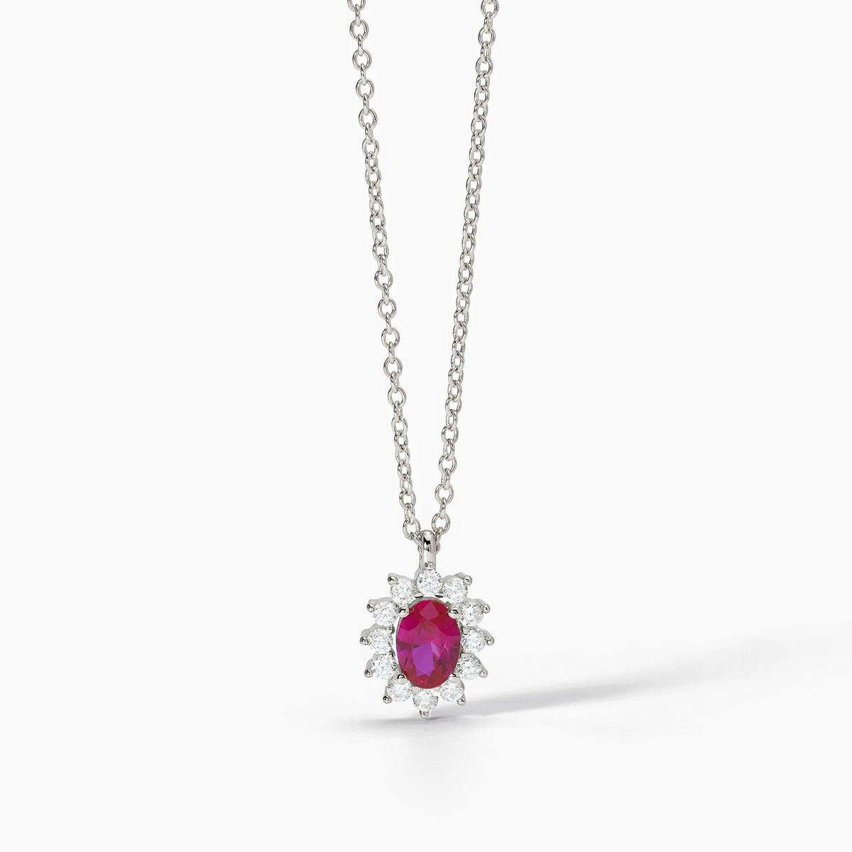 Produktfotografie des Mabina Colliers 4228_L aus Silber mit zentralen ovalen roten Schmuckstein und darum gesetzten Zirkonia-Steinen, was an eine Blüte erinnert