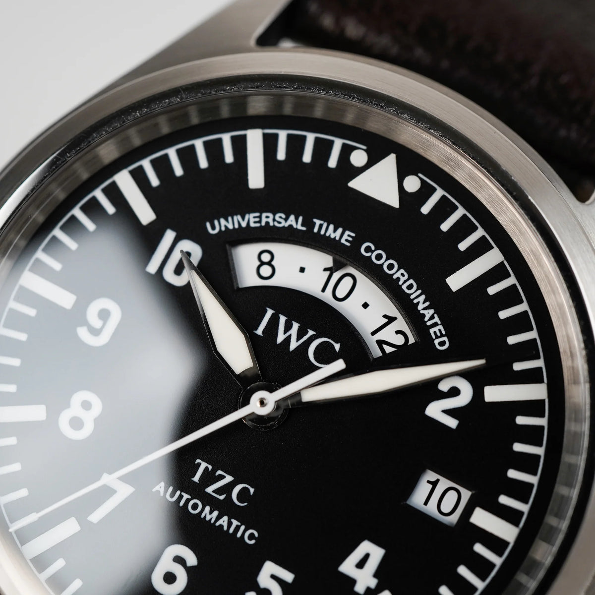Makroaufnahme des schwarzen Zifferblatts mit GMT-Funktion der IWC Schaffhausen Pilot Fliegeruhr UTC Spitfire mit der Referenz IW3251