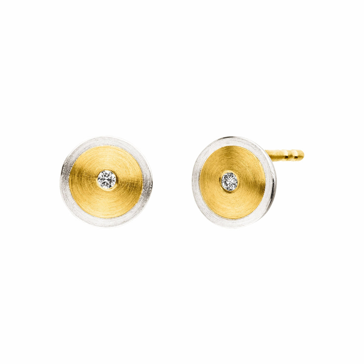 Ohrstecker von Manu Schmuck aus Silber mit einer Gelbgoldauflage und jeweils einem zentral positionierten Brillanten
