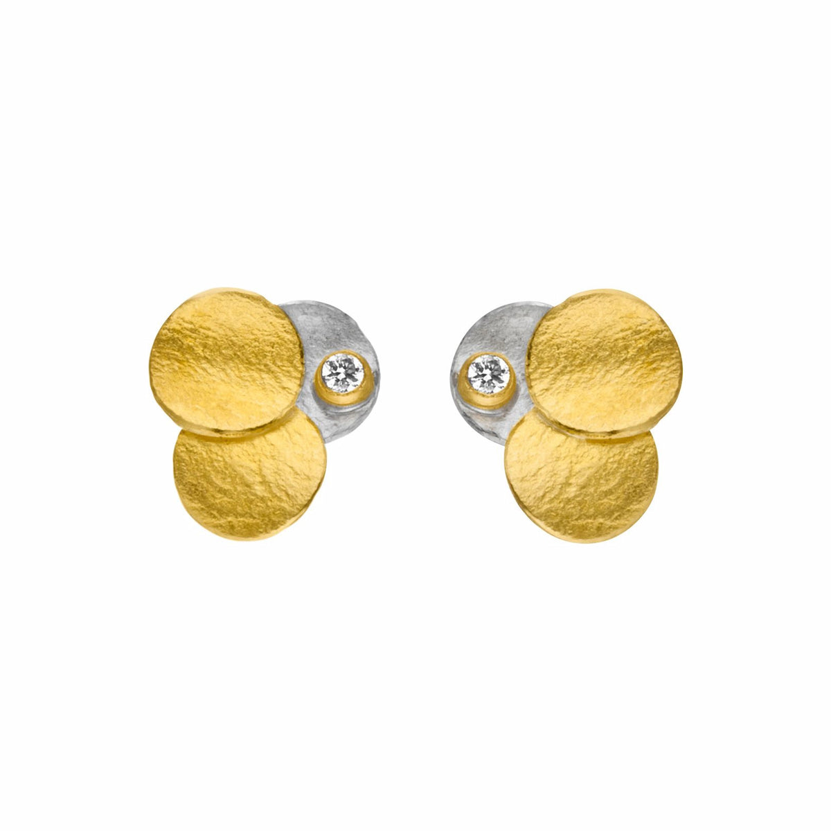 Ohrstecker aus Silber von Manu Schmuck die aus drei verbunden kreisrunden Plättchen bestehen. Davon sind jeweils zwei mit Goldauflage und einem Brillanten