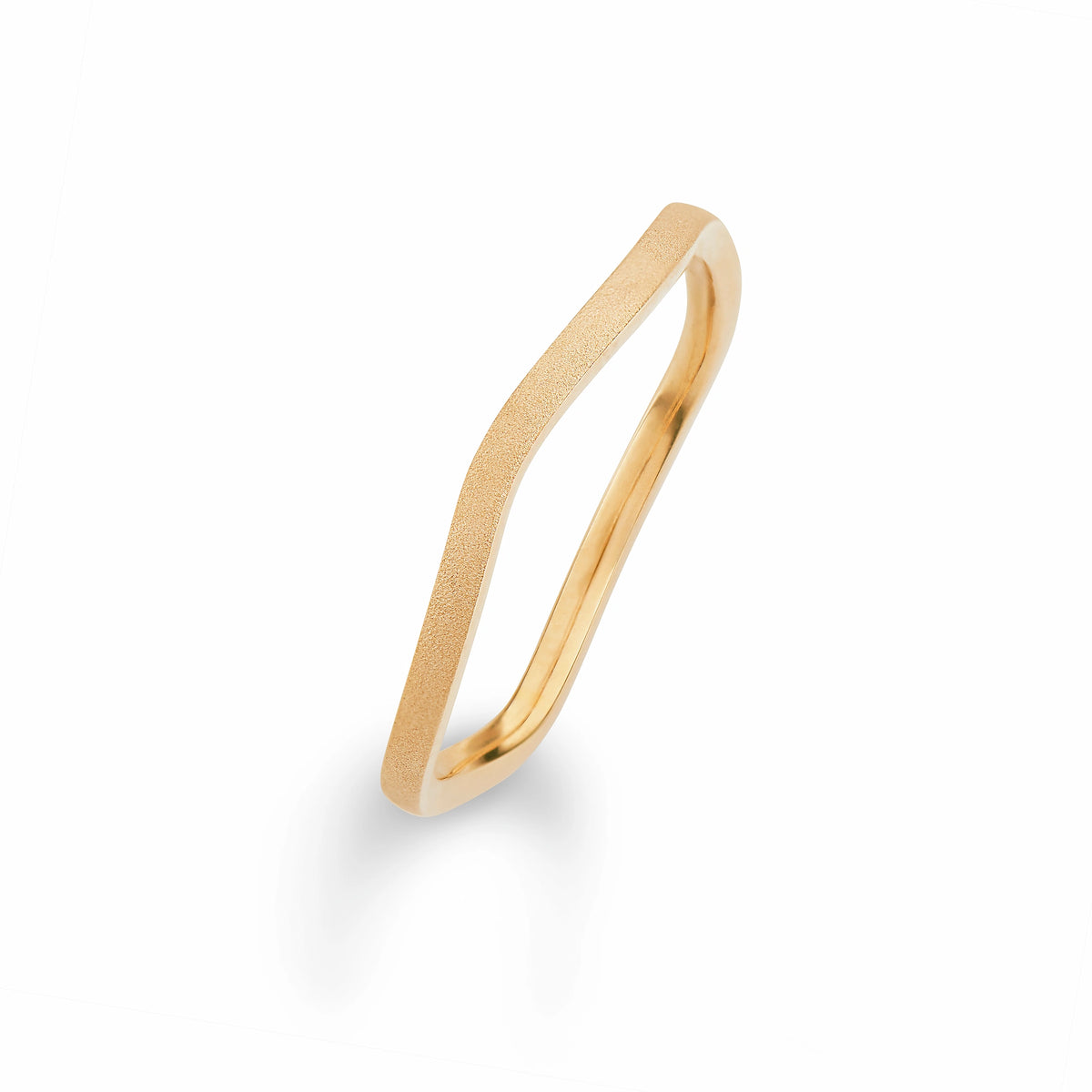 Produktfotografie des gelbgoldenen Max Kemper Vorsteckrings mit "Frosted" Oberflächenstruktur und einer organischen Formsprache