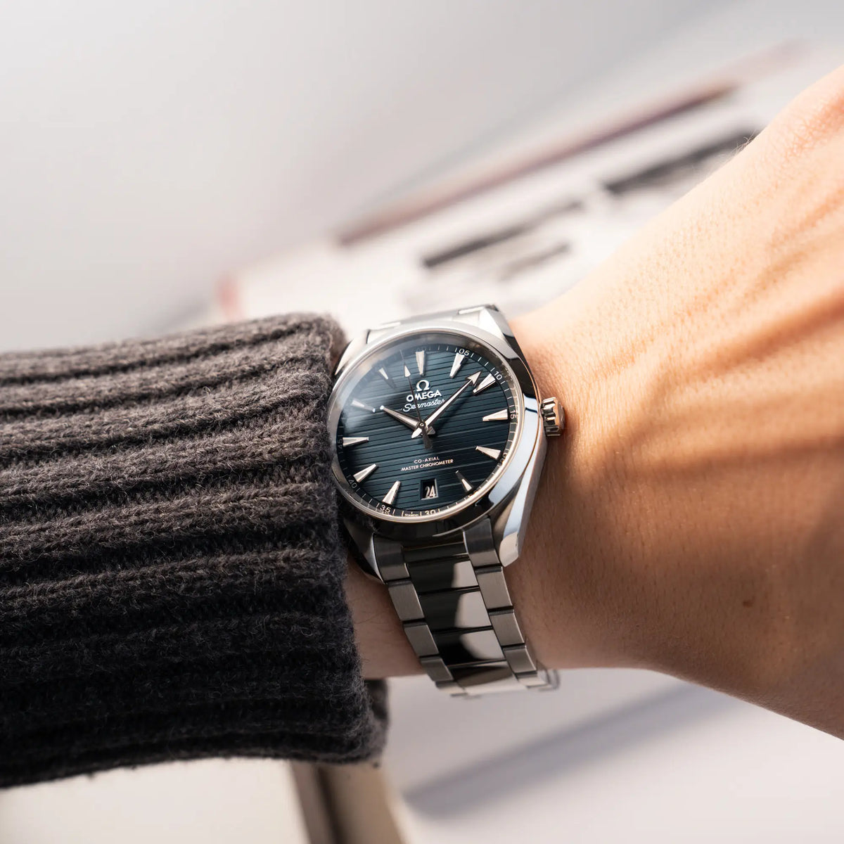 Mann trägt die Omega Seamaster 300 Aqua Terra 3805 mit blauem Zifferblatt im 36mm-Edelstahl-Gehäuse an seinem Handgelenk