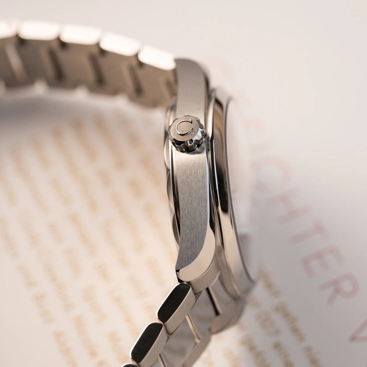 Detailaufnahme des seitlichen Gehäuses mit Aufzugskrone der Omega Seamaster 300 Aqua Terra 3805 mit blauem Zifferblatt im 36mm-Edelstahl-Gehäuse