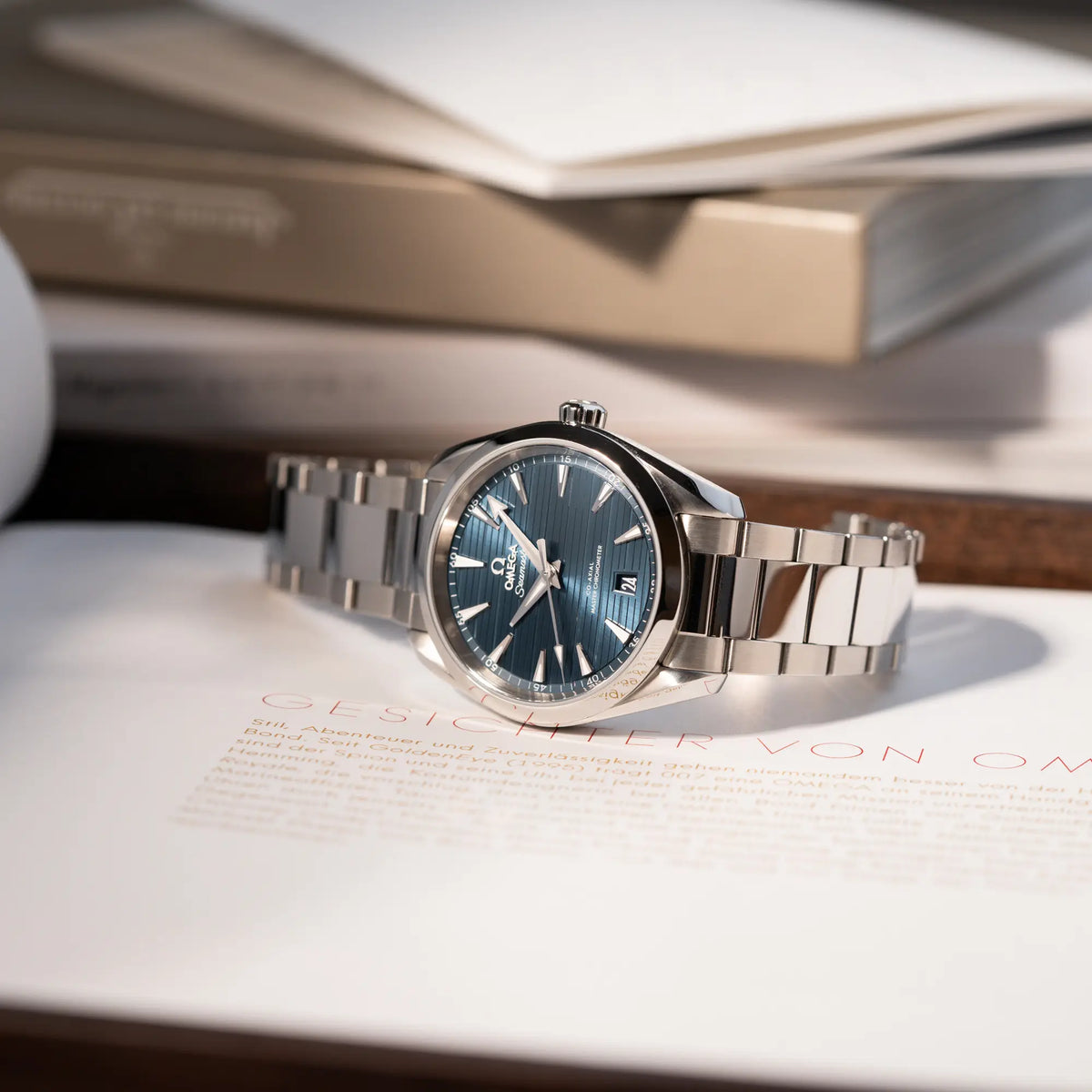 Produktfotografie der Omega Seamaster 300 Aqua Terra 3805 mit blauem Zifferblatt im 36mm-Edelstahl-Gehäuse