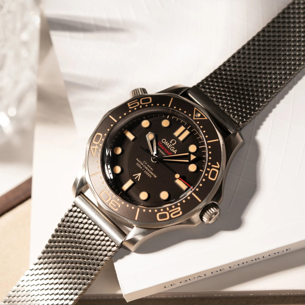 Produktfotografie der Omega Seamaster 300m Diver No Time To Die Limited Edition aus Titan mit braunem Zifferblatt