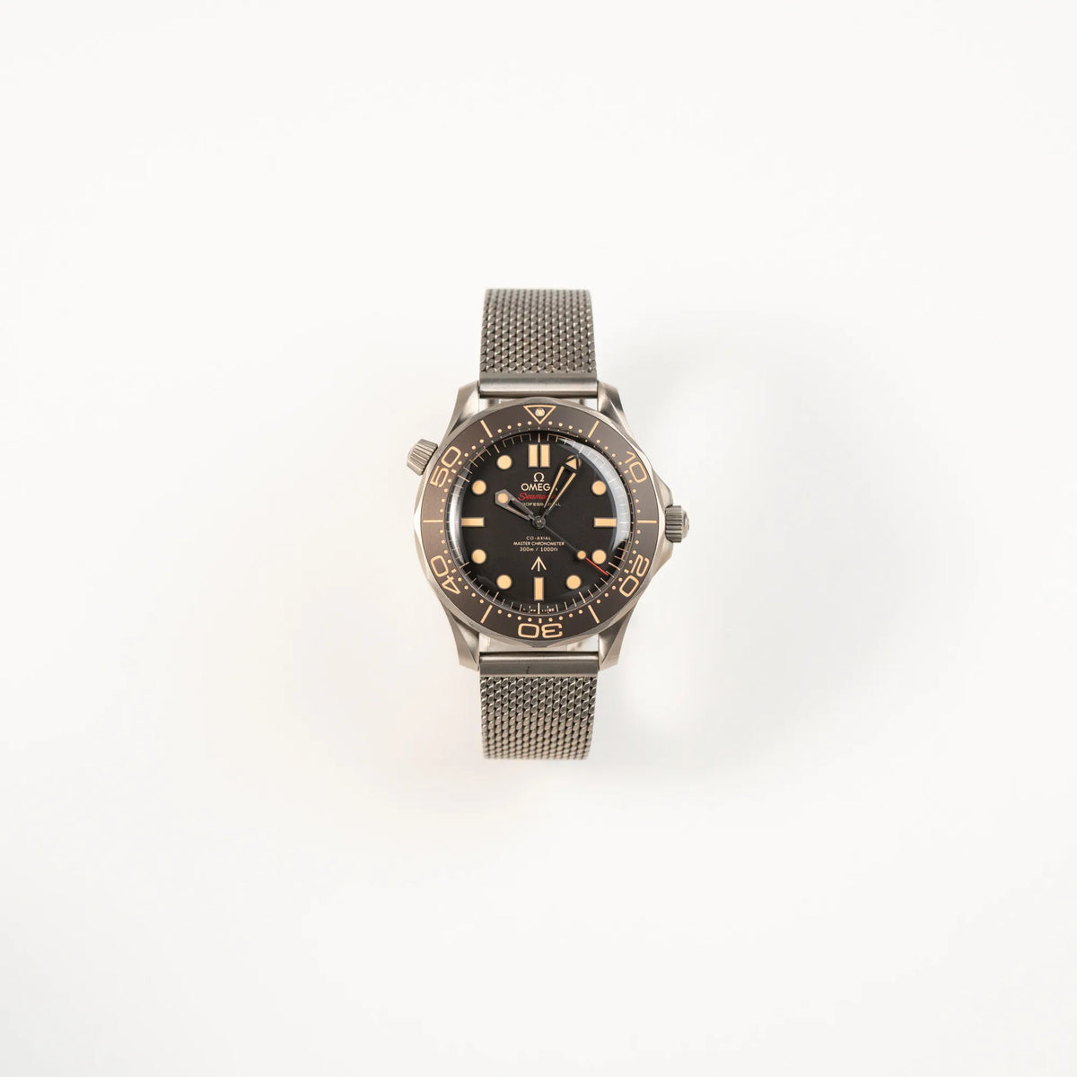 Frontale Ansicht der Omega Seamaster 300m Diver No Time To Die Limited Edition aus Titan mit braunem Zifferblatt