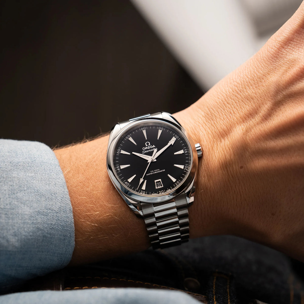 Wristshot mit der Omega Seamaster Aquaterra 220.10.41.21.01.002 mit 41 mm Gehäuse und schwarzem Lack-Zifferblatt