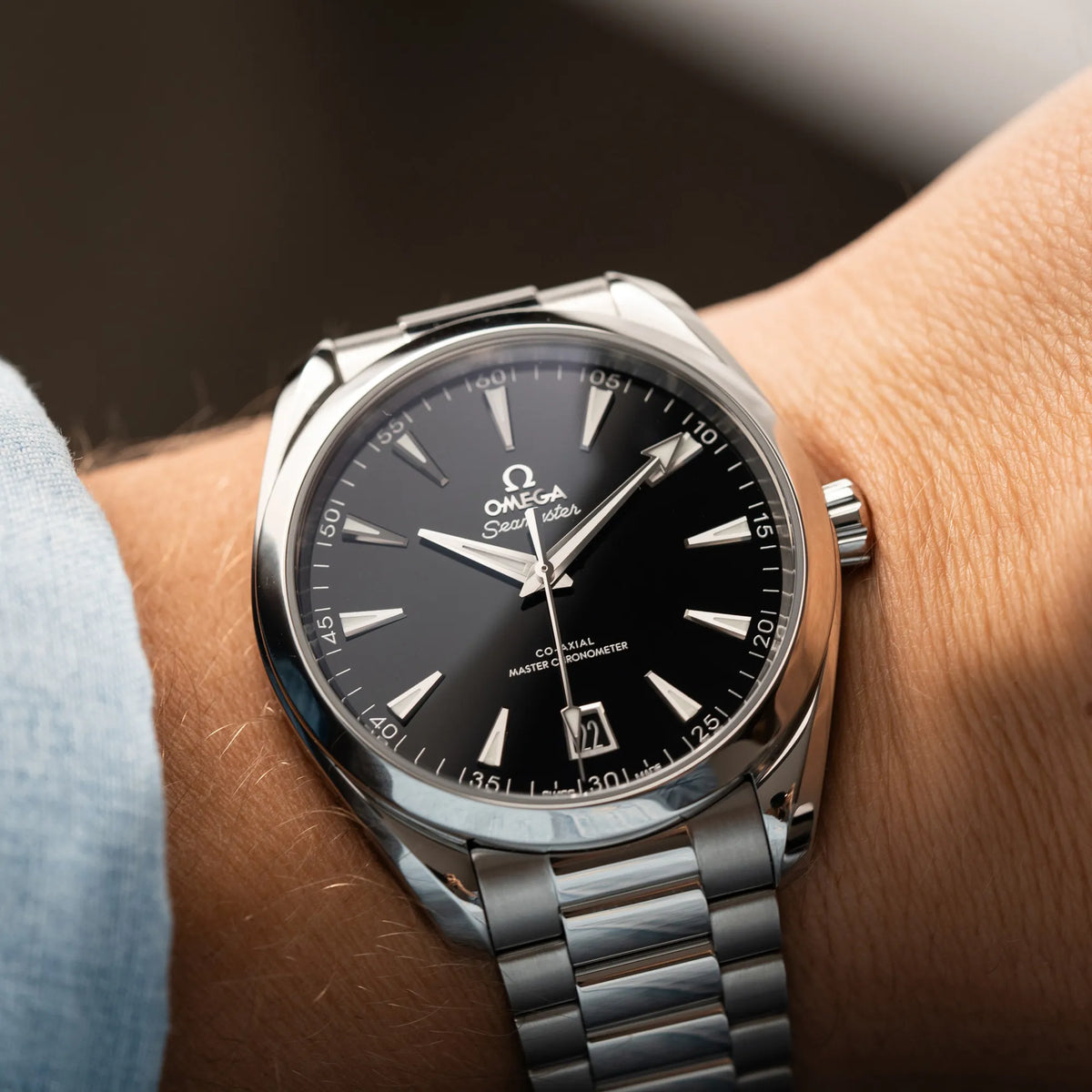 Detalaufnahme des Wristshots mit der Omega Seamaster Aquaterra 220.10.41.21.01.002 mit 41 mm Gehäuse und schwarzem Lack-Zifferblatt