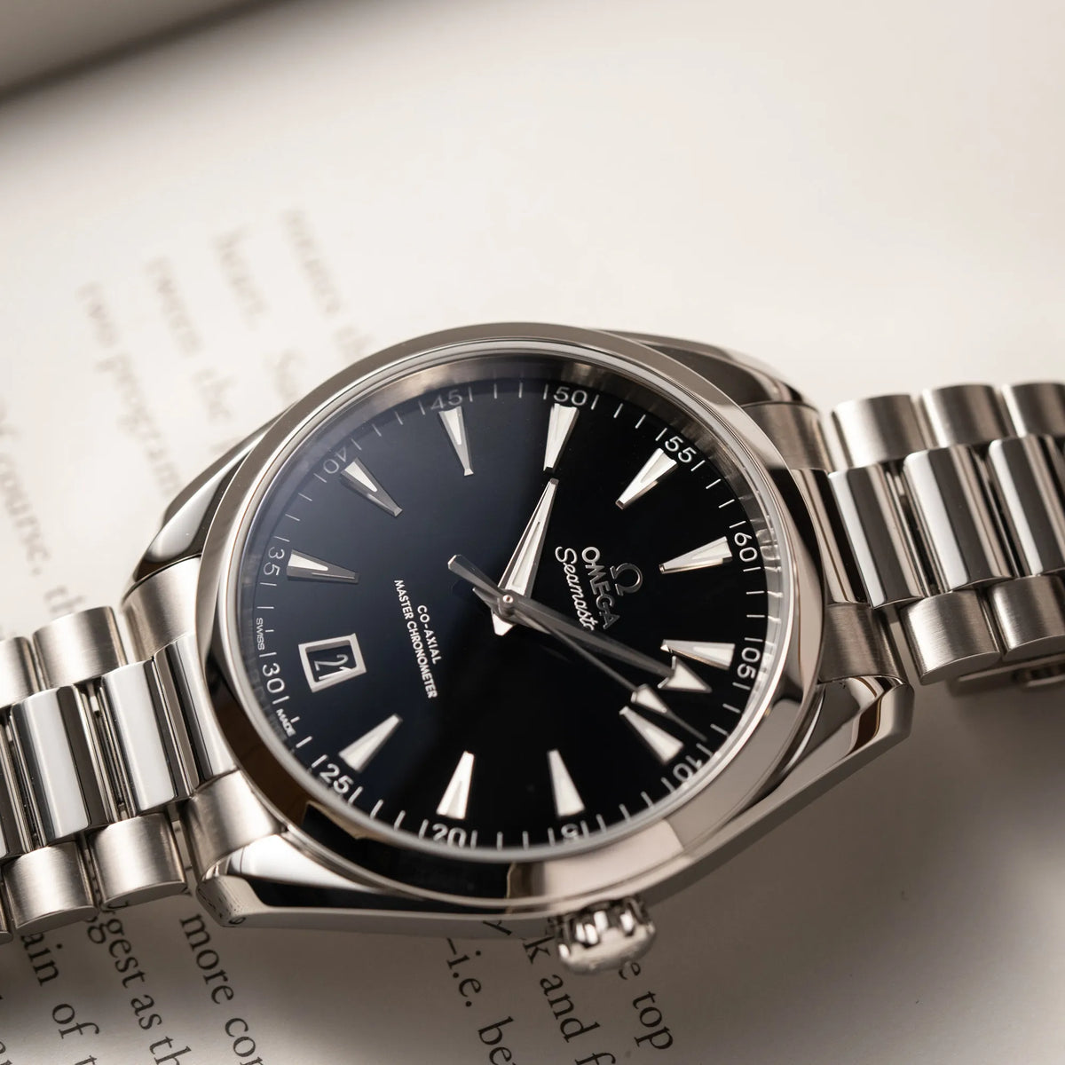 Detailaufnahme der Omega Seamaster Aquaterra 220.10.41.21.01.002 mit 41 mm Gehäuse und schwarzem Lack-Zifferblatt
