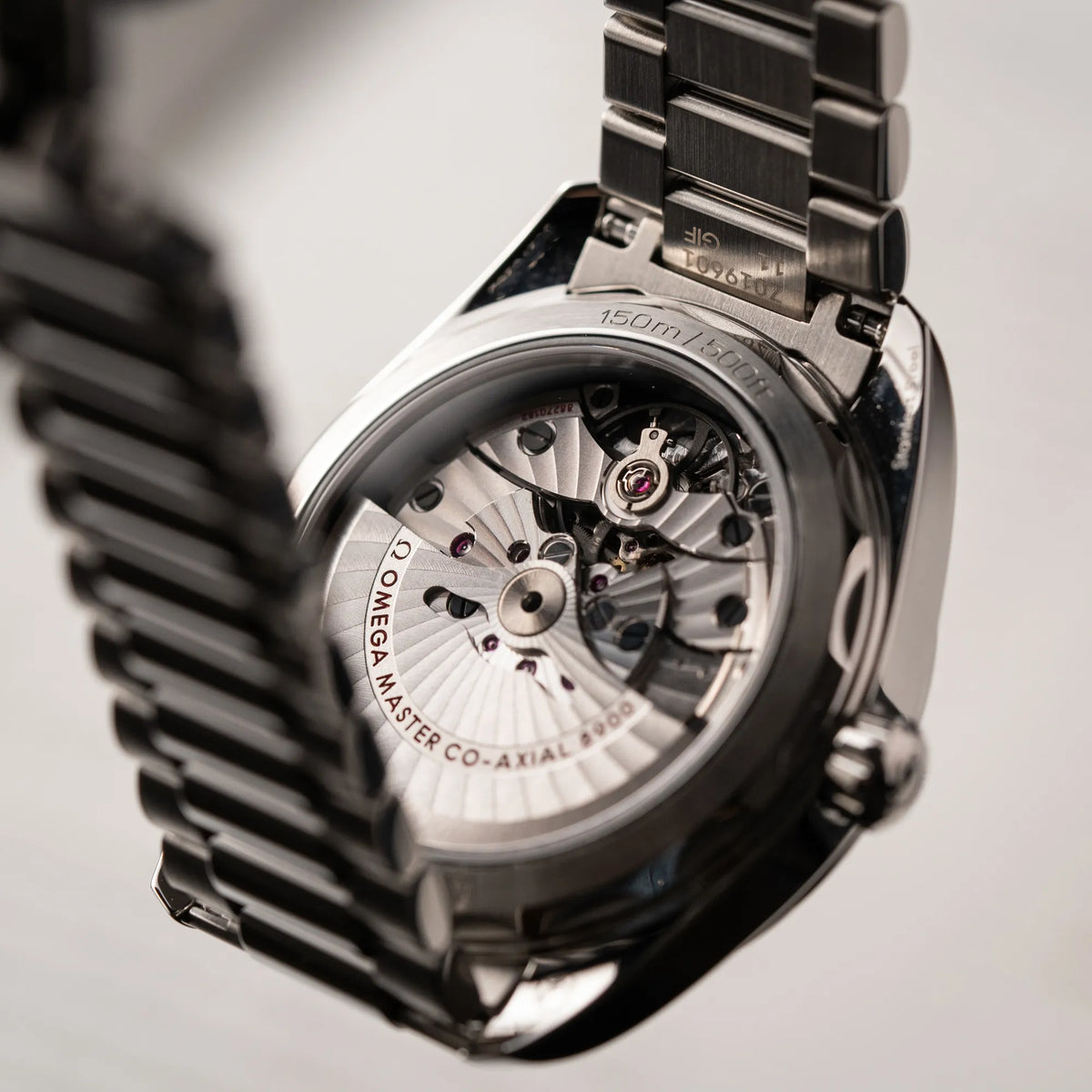 Produktfotografie der Omega Seamaster Aquaterra 220.10.41.21.01.002 mit 41 mm Gehäuse und schwarzem Lack-Zifferblatt zeigt den Sichtglas-Gehäuseboden