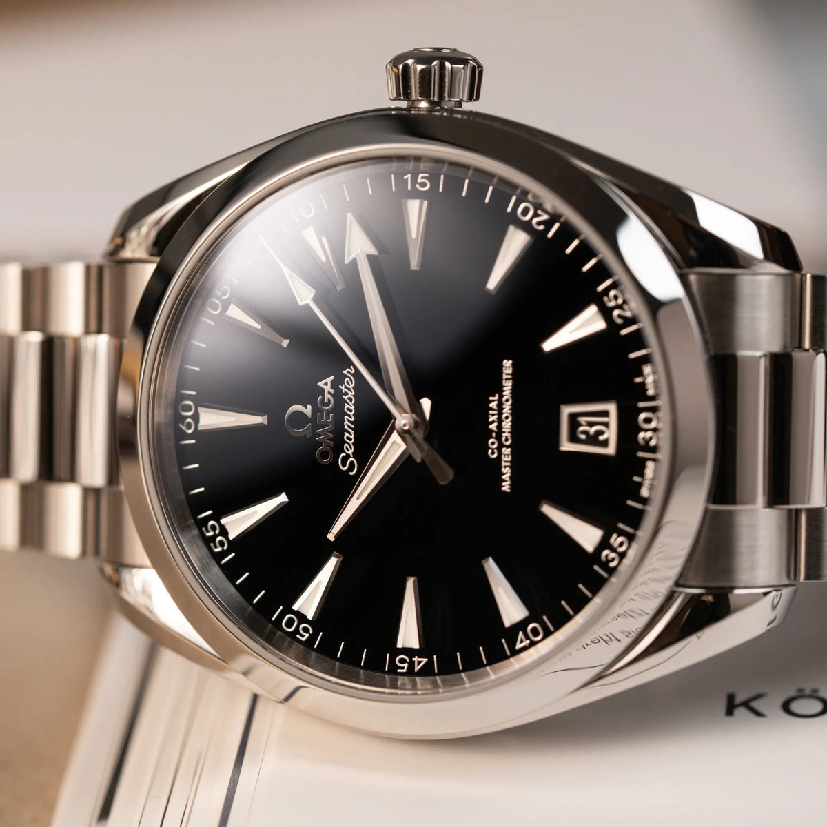 Detailaufnahme der Omega Seamaster Aqua Terra Co-Axial der Referenz 220.10.41.21.01.002 mit schwarz lackiertem Zifferblatt