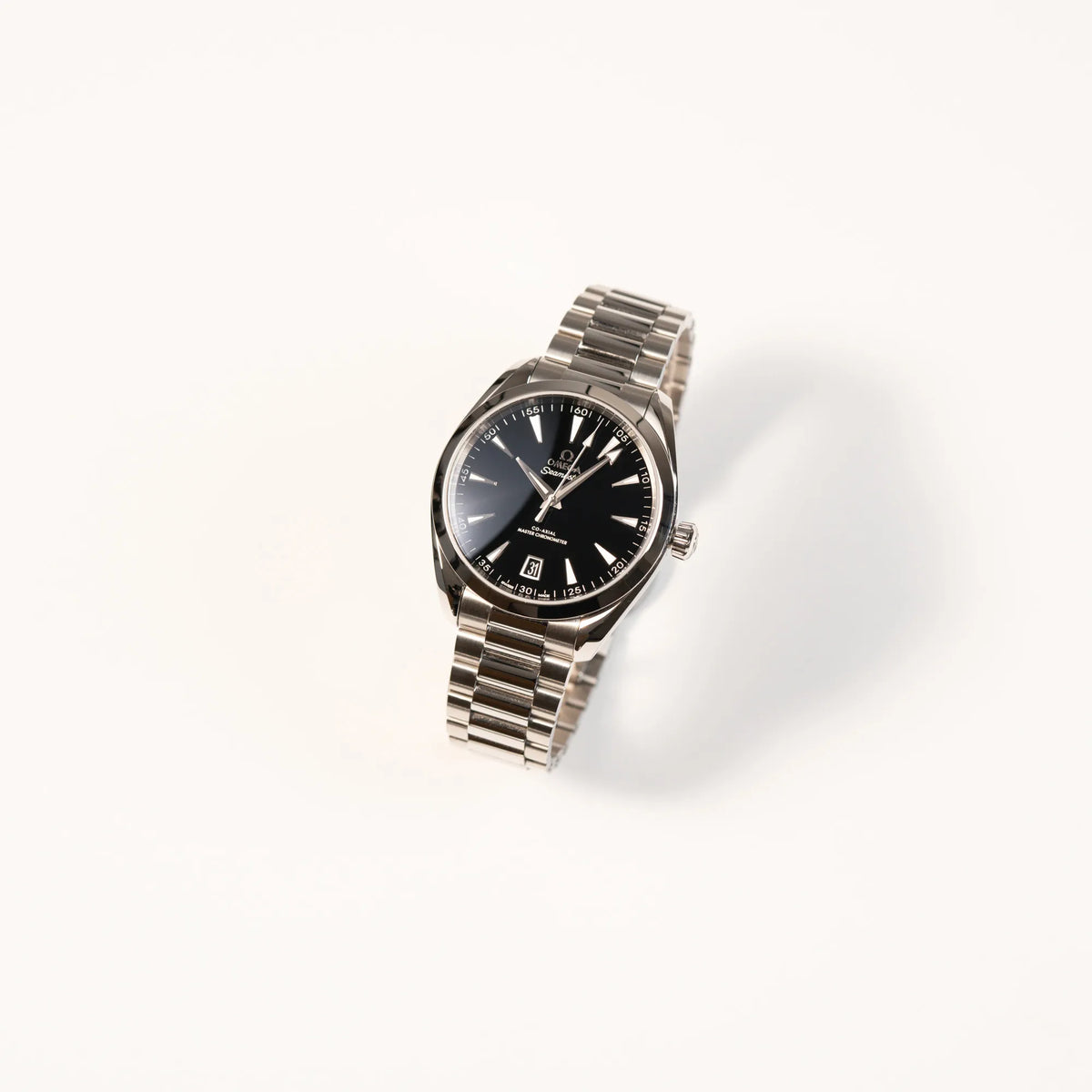 Leicht schräge Ansicht der Omega Seamaster Aqua Terra Co-Axial der Referenz 220.10.41.21.01.002 mit schwarz lackiertem Zifferblatt