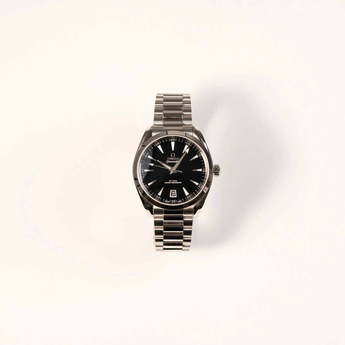 Frontale Ansicht der Omega Seamaster Aqua Terra Co-Axial der Referenz 220.10.41.21.01.002 mit schwarz lackiertem Zifferblatt