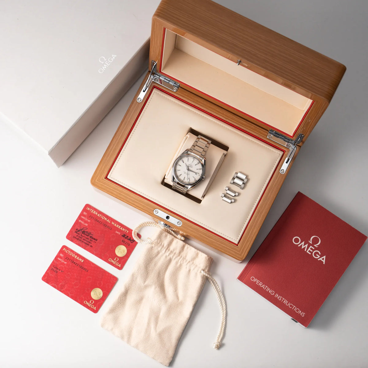 Omega Seamaster Auqua Terra 150M mit 41mm-Gehäuse und einem weißen Zifferblatt mit vertikal verlaufenden Linien zusammen mit dem Lieferumfang bestehend Box mit Umkarton, Garantiekarte und Bedingsanleitung